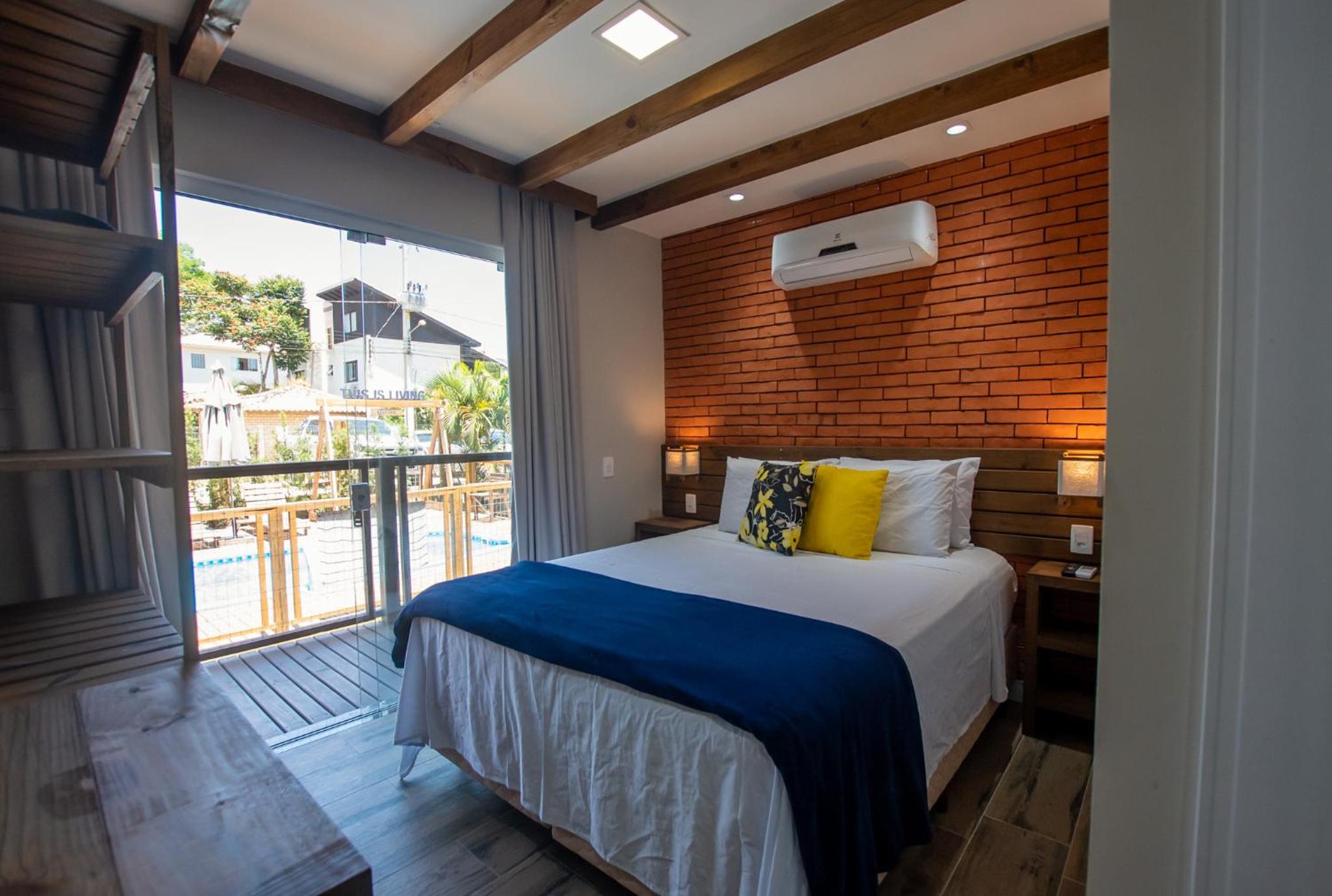 Queen Room with Pool View photo 2