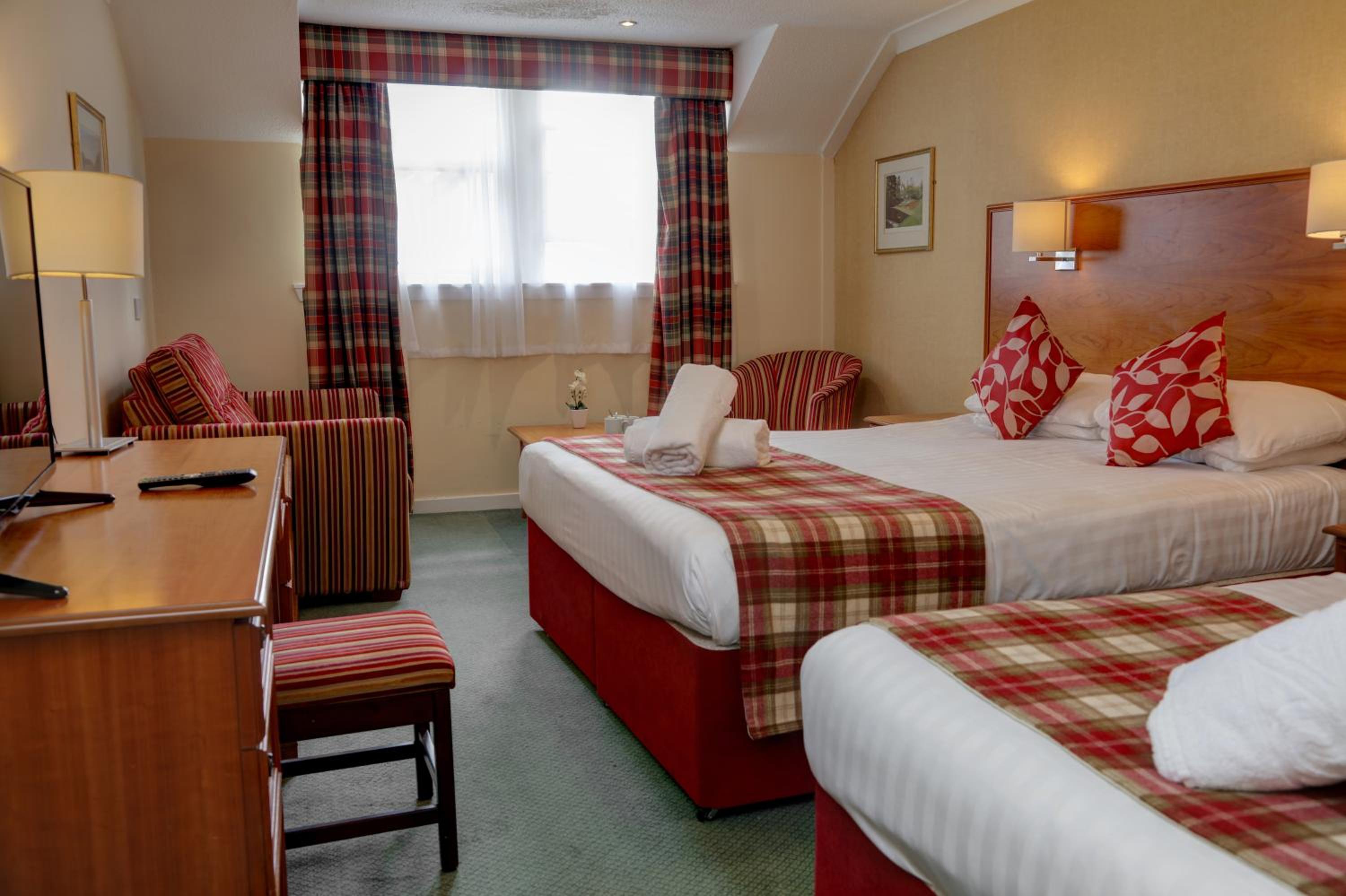 Standard Room With Three Single Beds - Photo 2