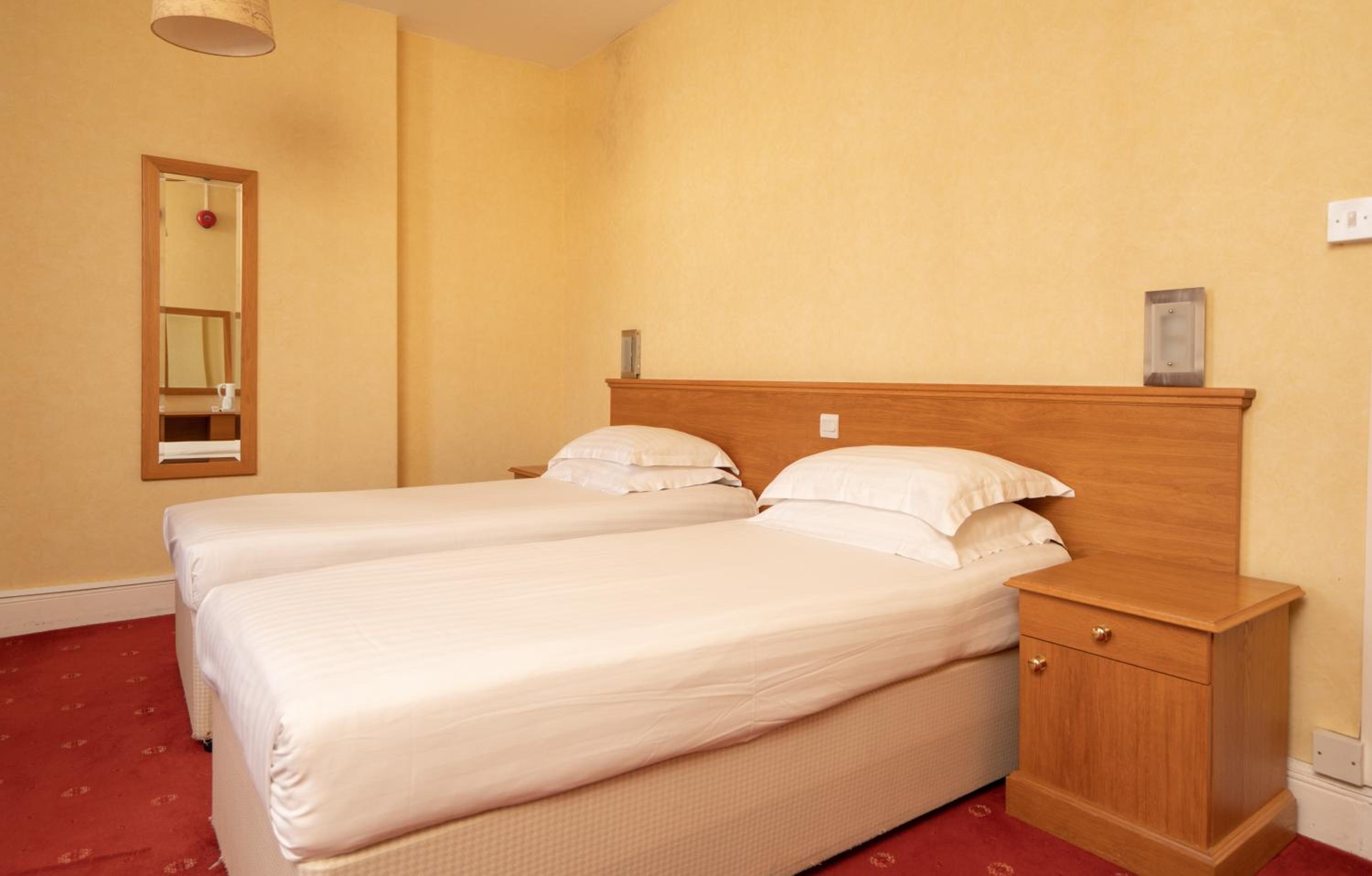 Twin Room - Photo 3