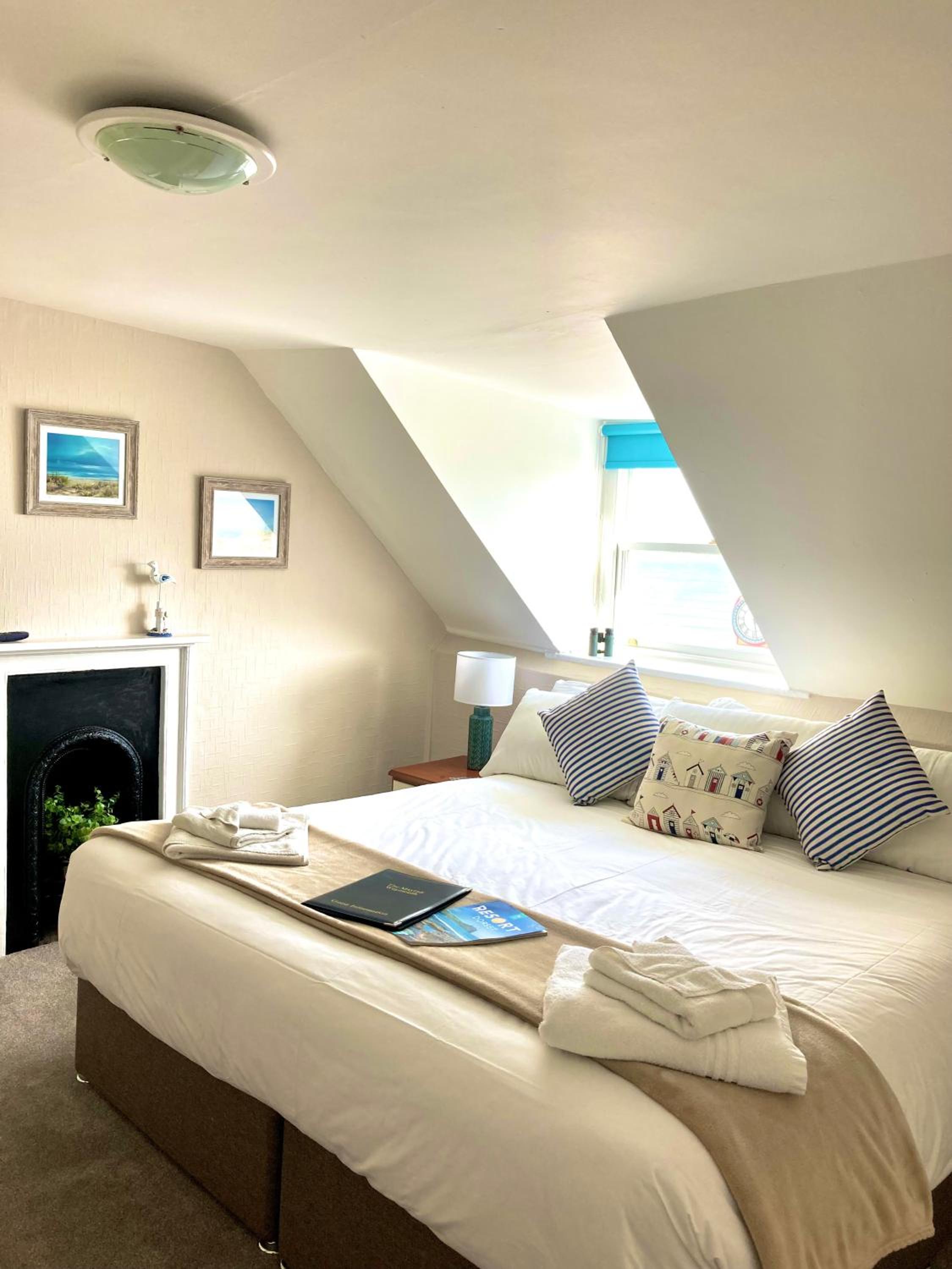Deluxe Double Room with Sea View, Top Floor photo 2