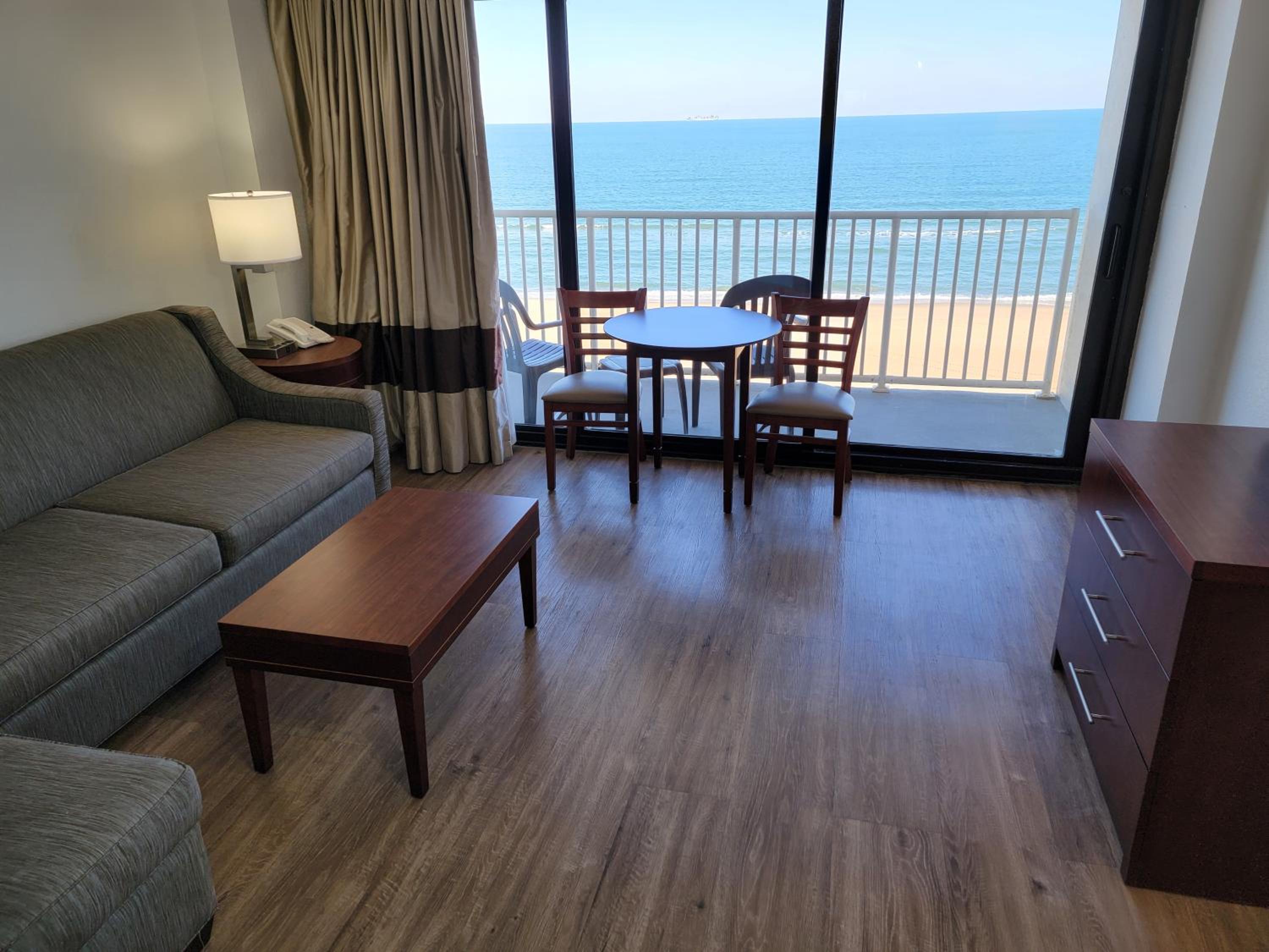 King Suite Ocean Front - Non-Smoking - Photo 4