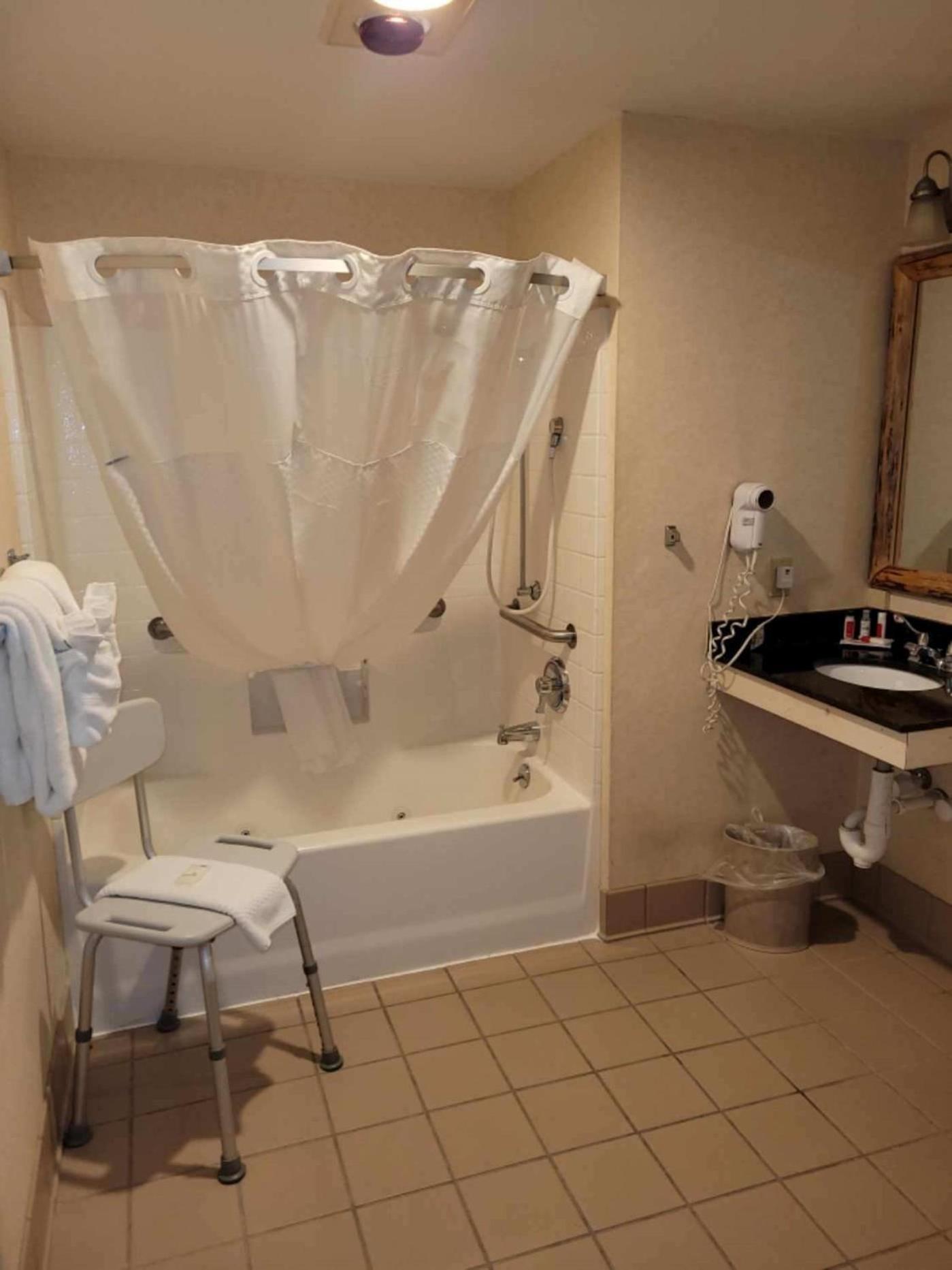 Queen Room with Two Queen Beds - Disability Access - Non-Smoking - Photo 12