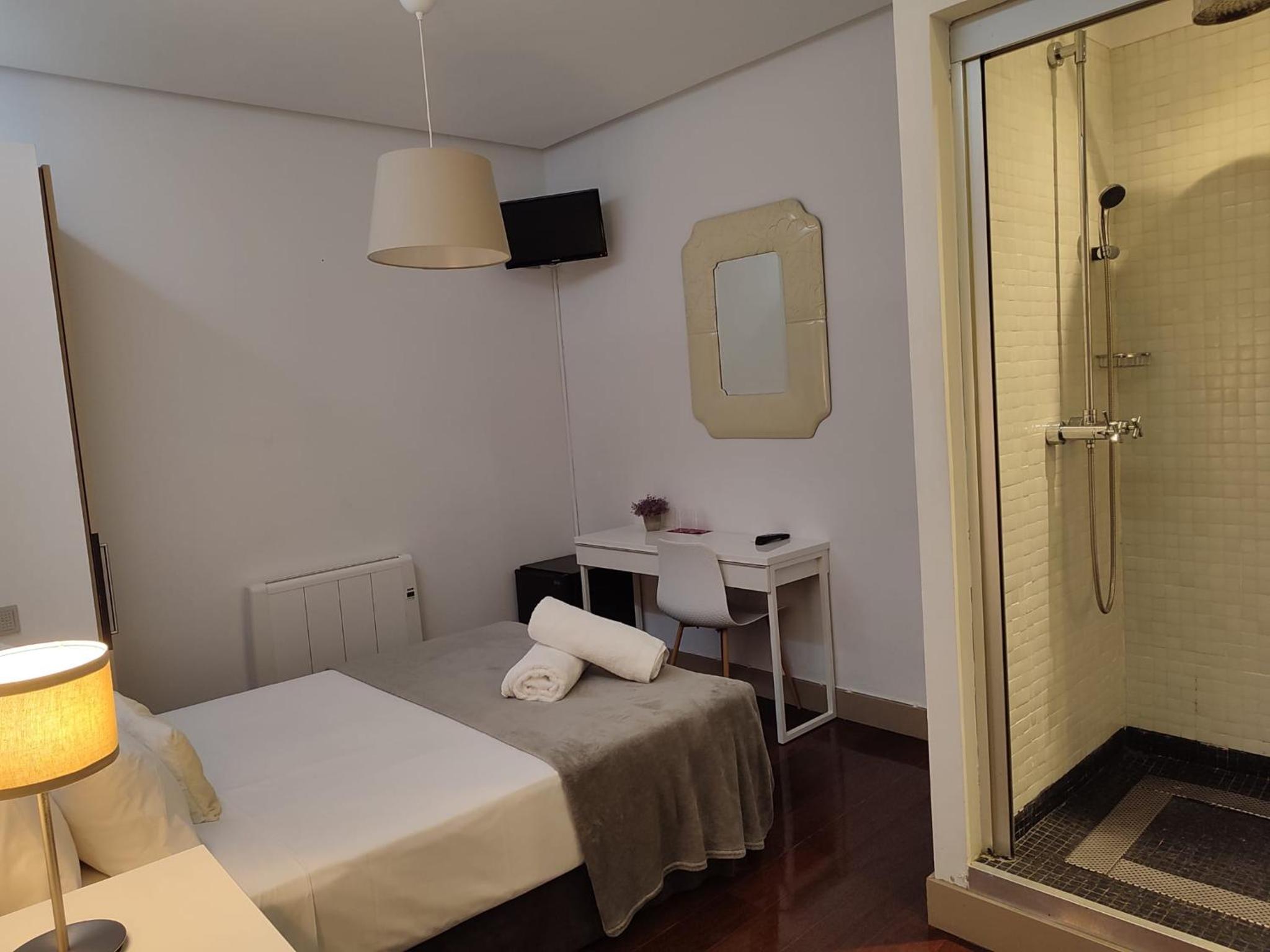 Double Room with Private Bathroom - Photo 3