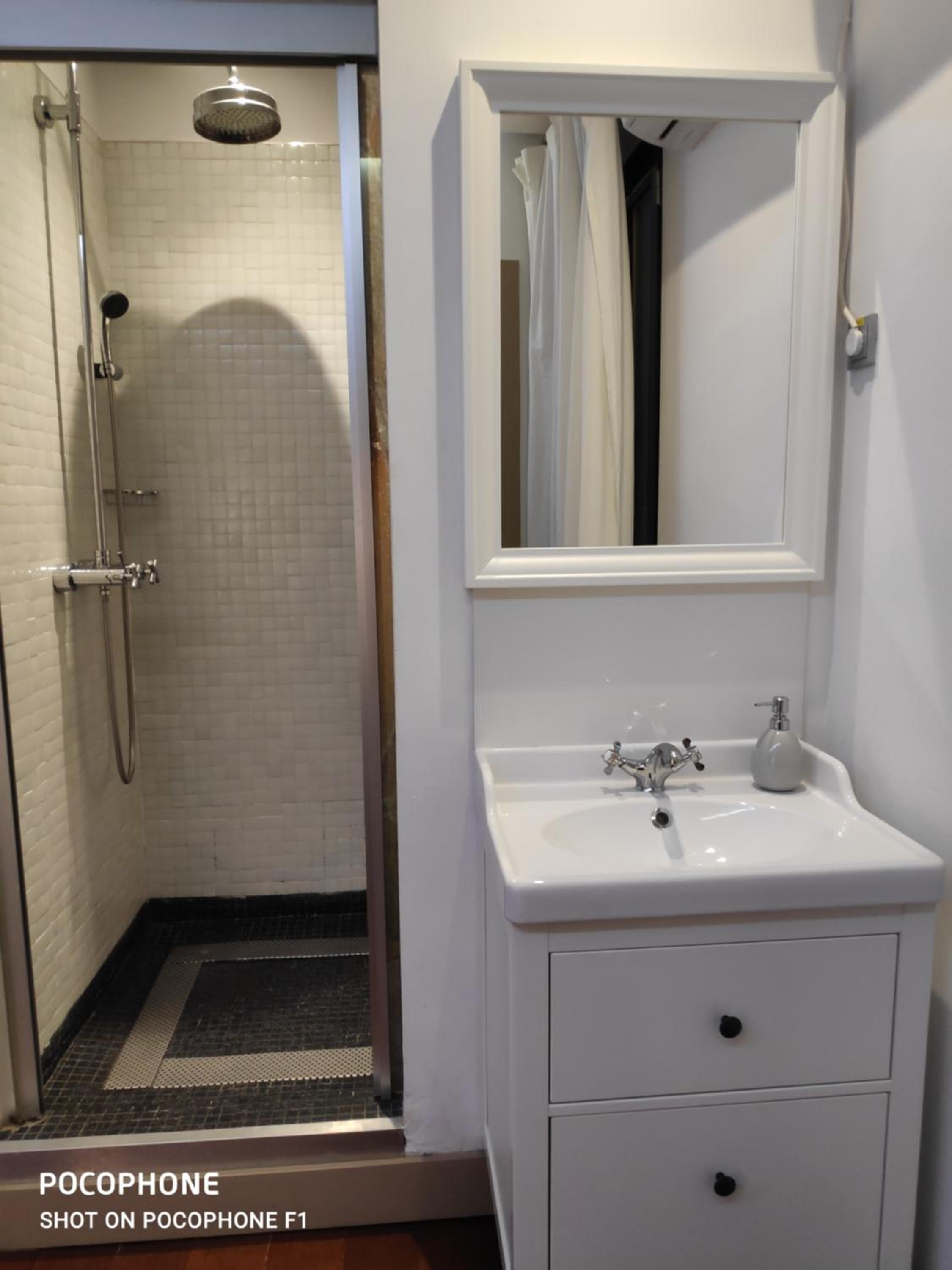 Double Room with Private Bathroom - Photo 4