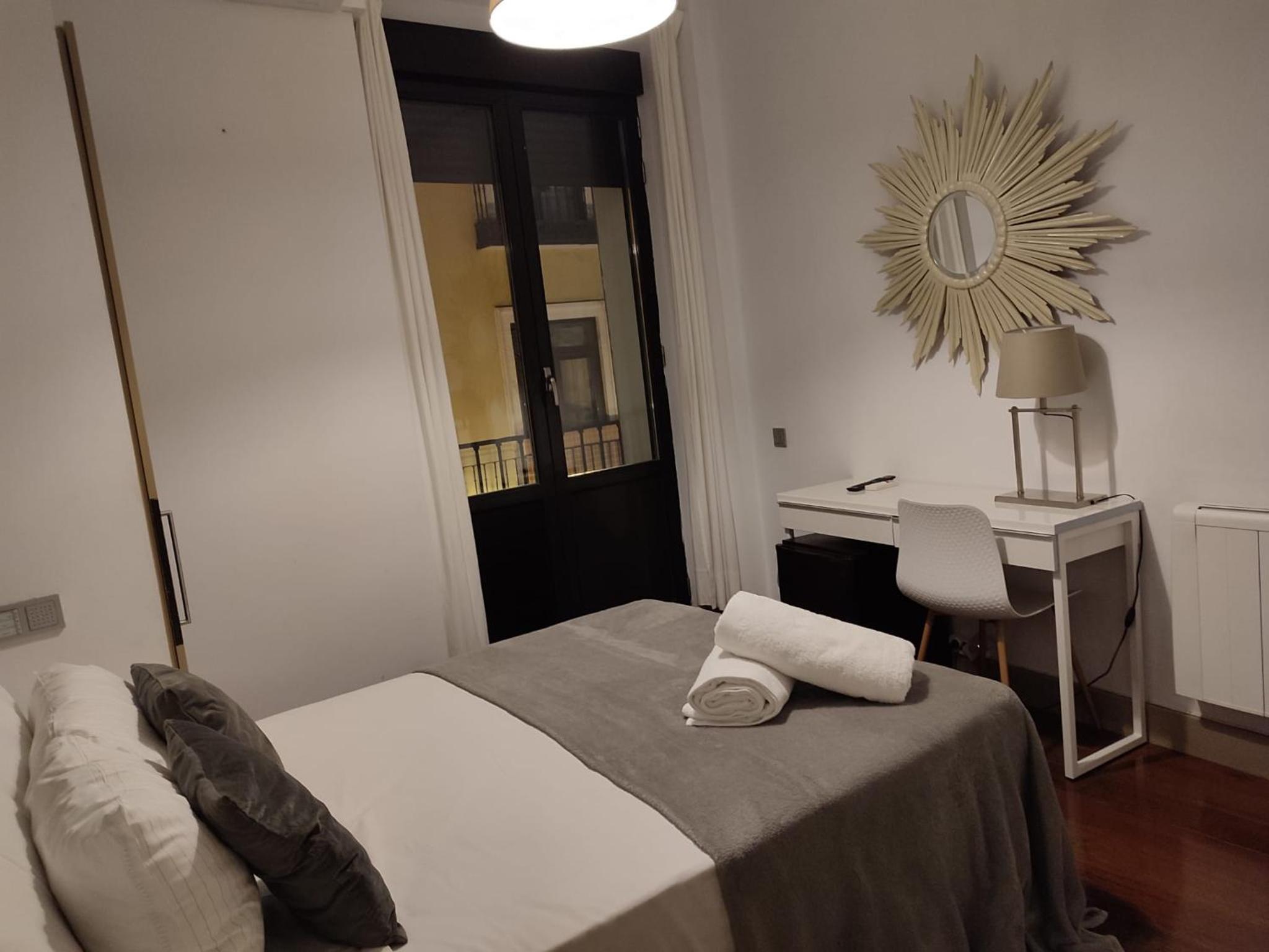 Double Room with Balcony - Photo 11