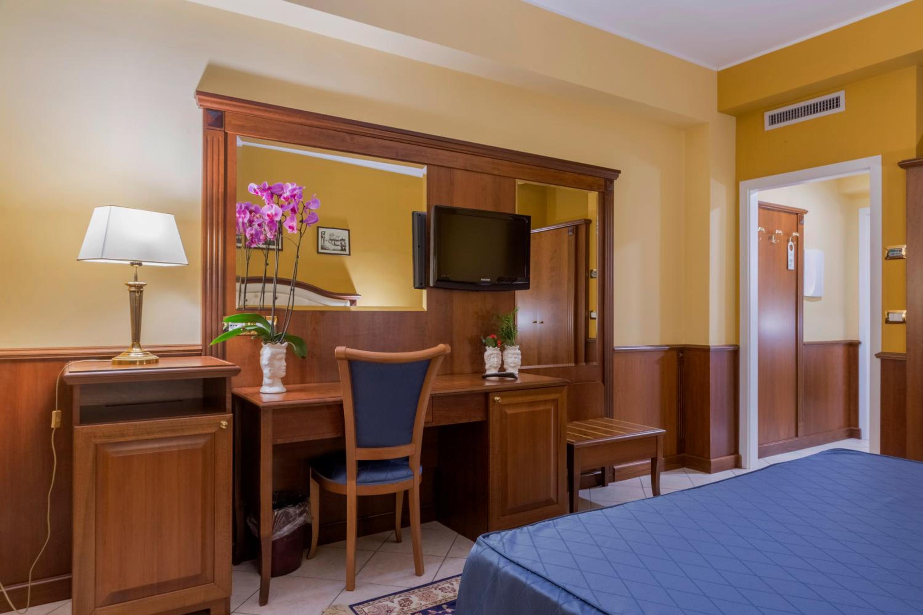 Suite - Photo 13