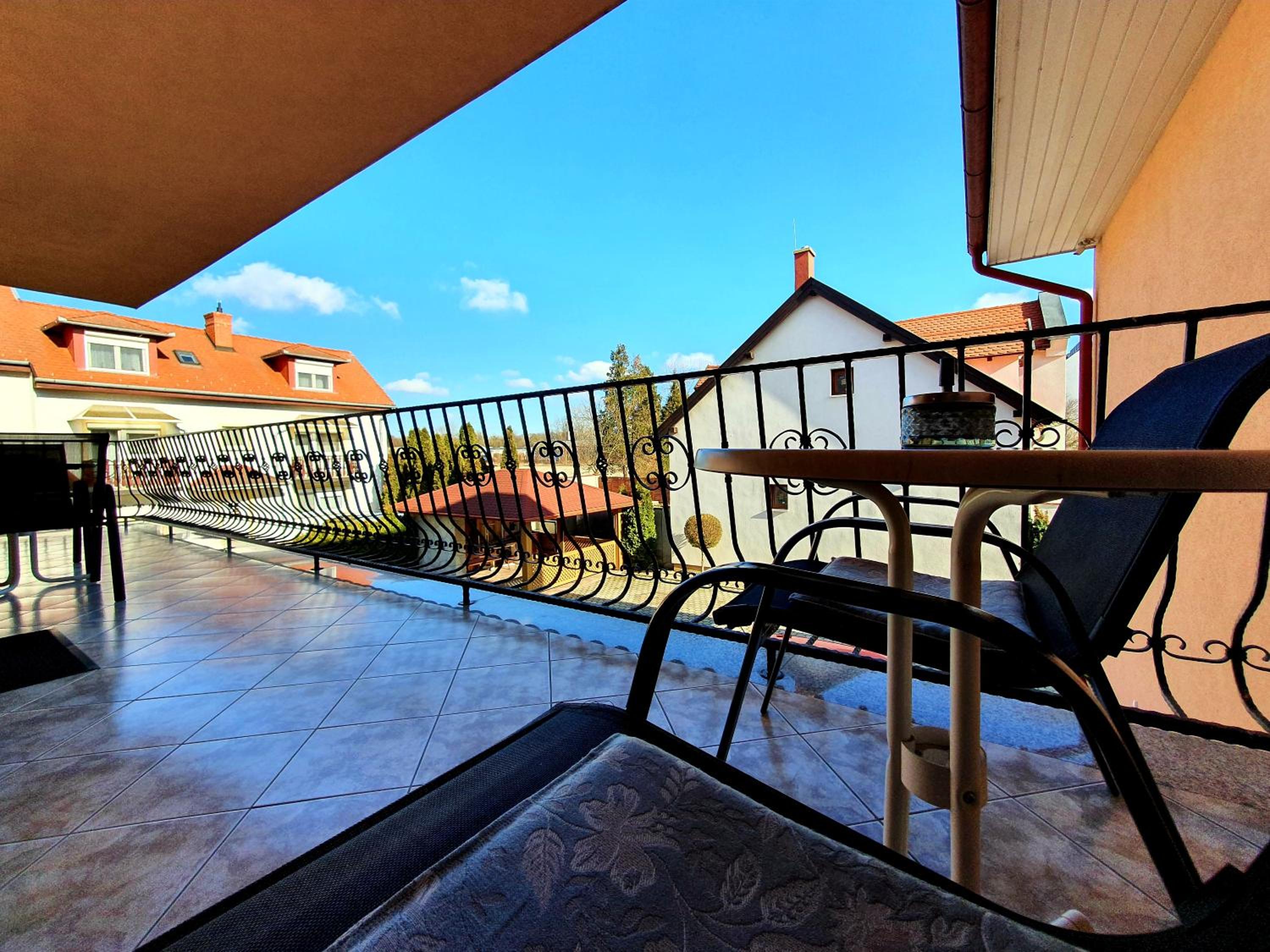 Studio with Balcony - Photo 5