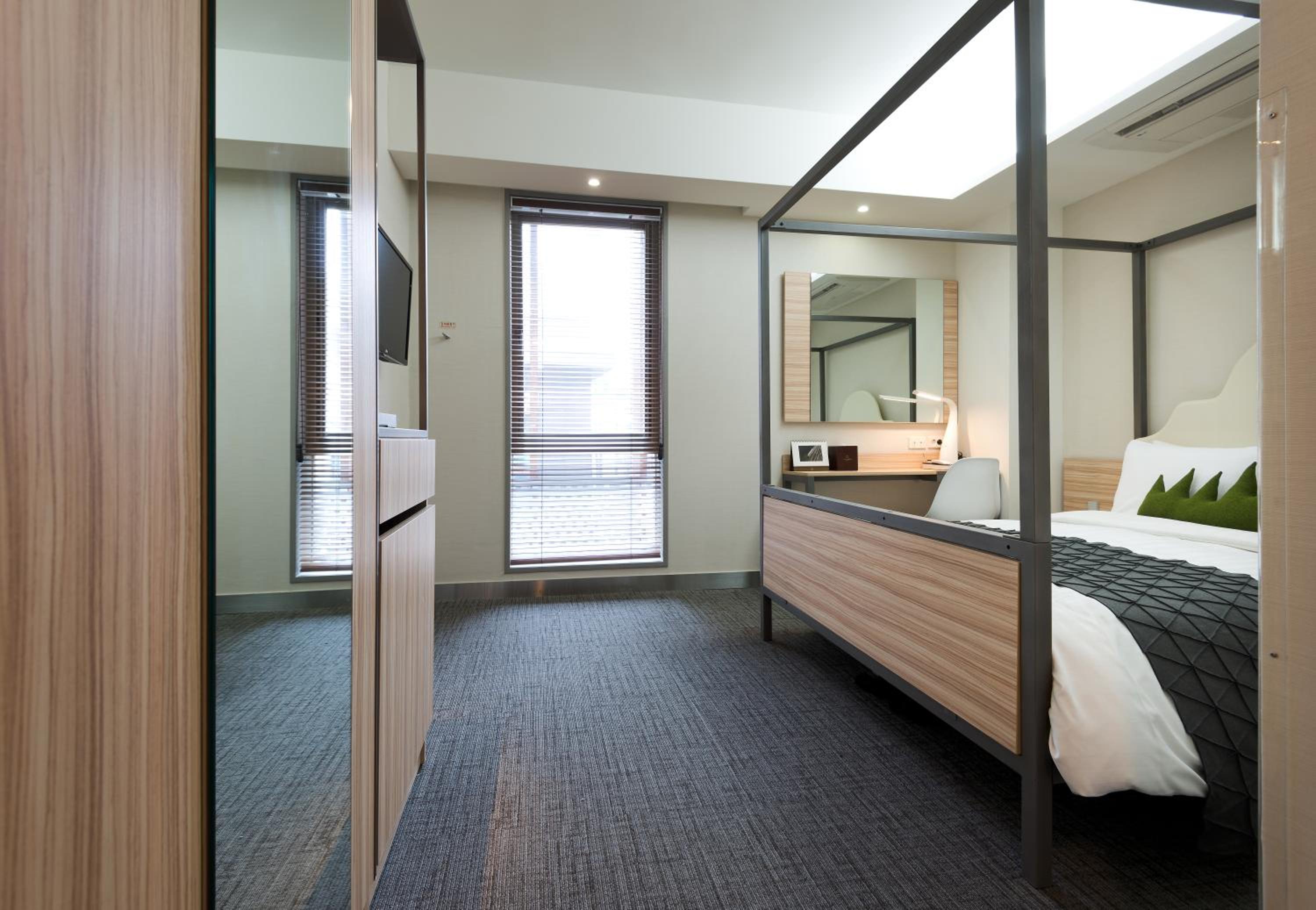 Deluxe Queen Room - Non-Smoking