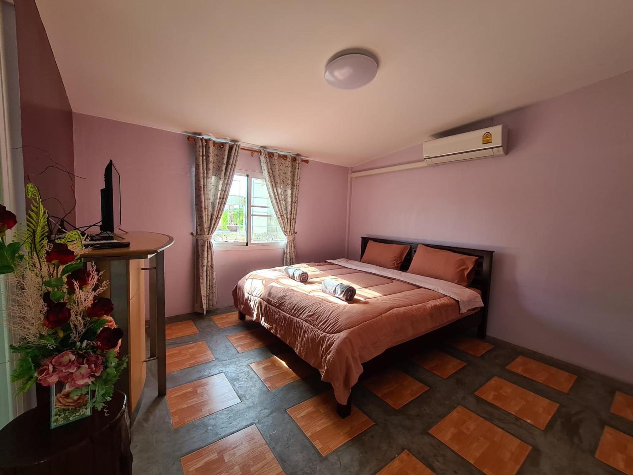 Deluxe Room (2 Adults + 1 Child) - Photo 3