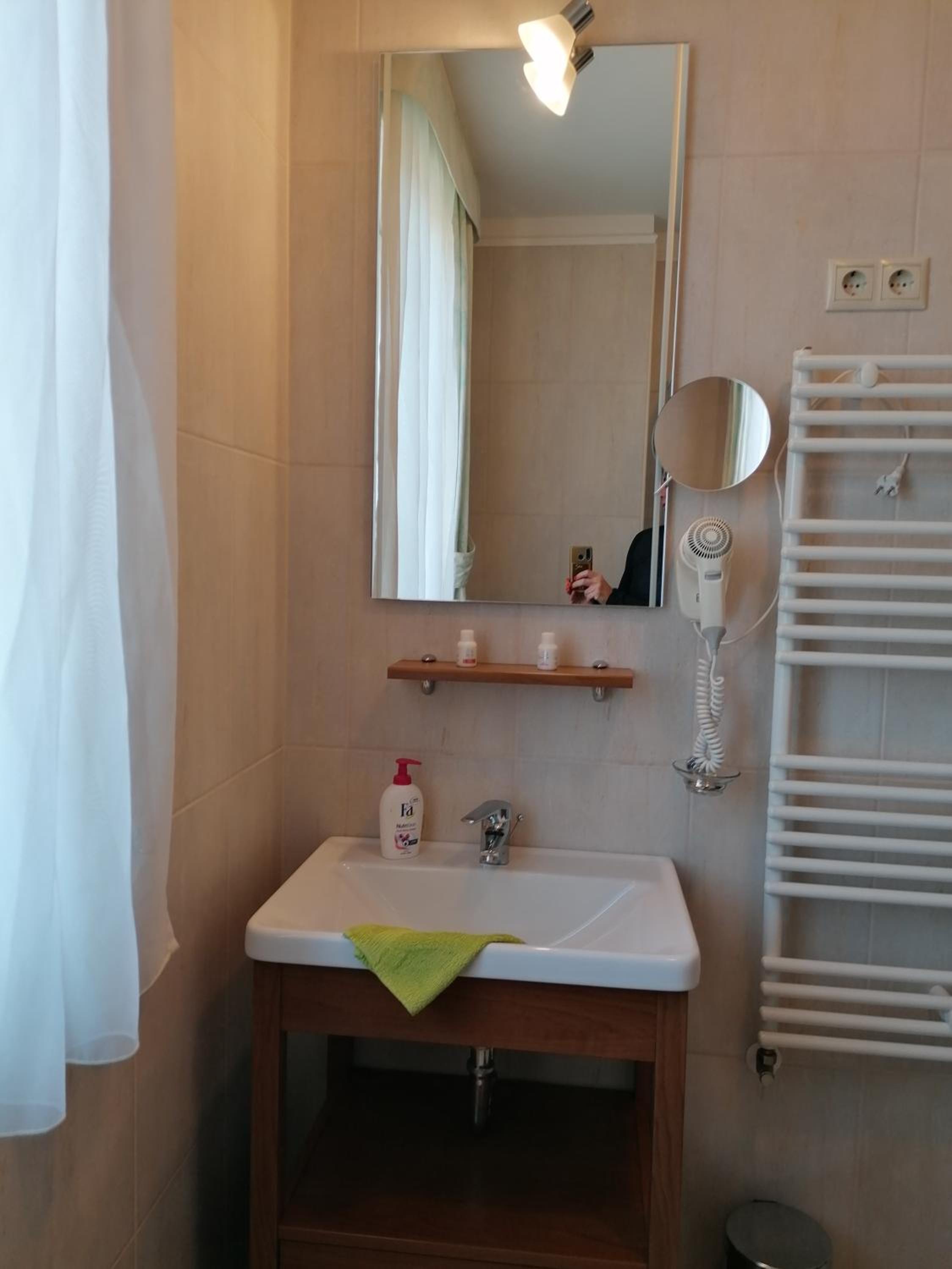 Deluxe Double or Twin Room - Photo 8