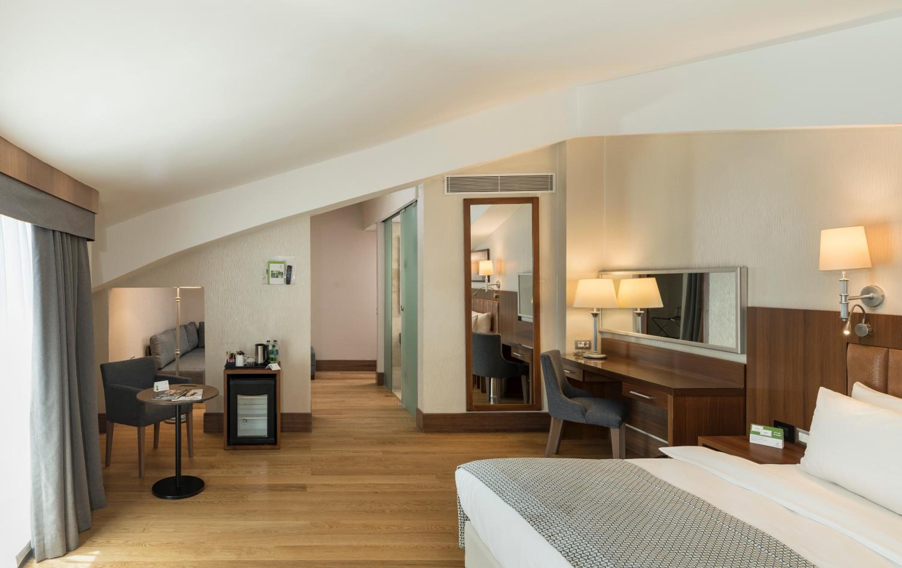 Standard Queen Room with Balcony photo 1