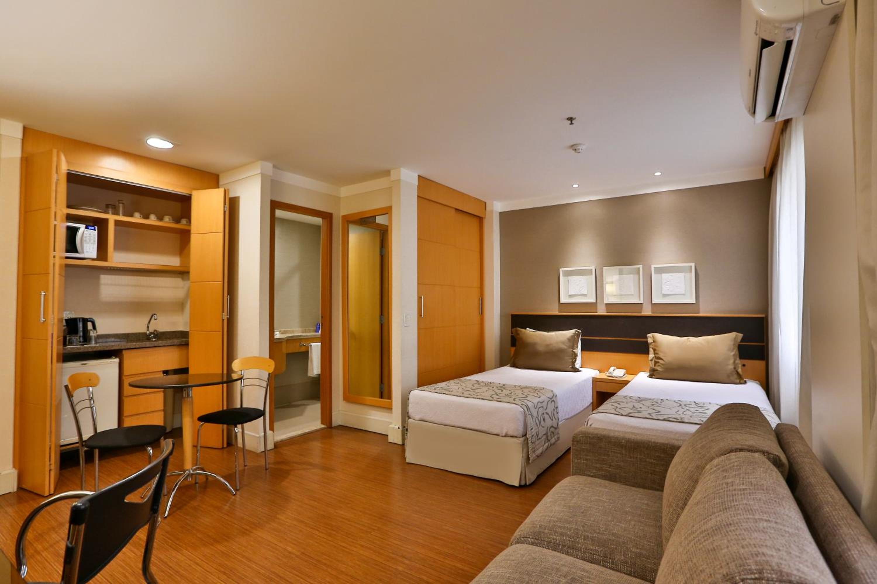 Standard Twin Room thumbnail 6