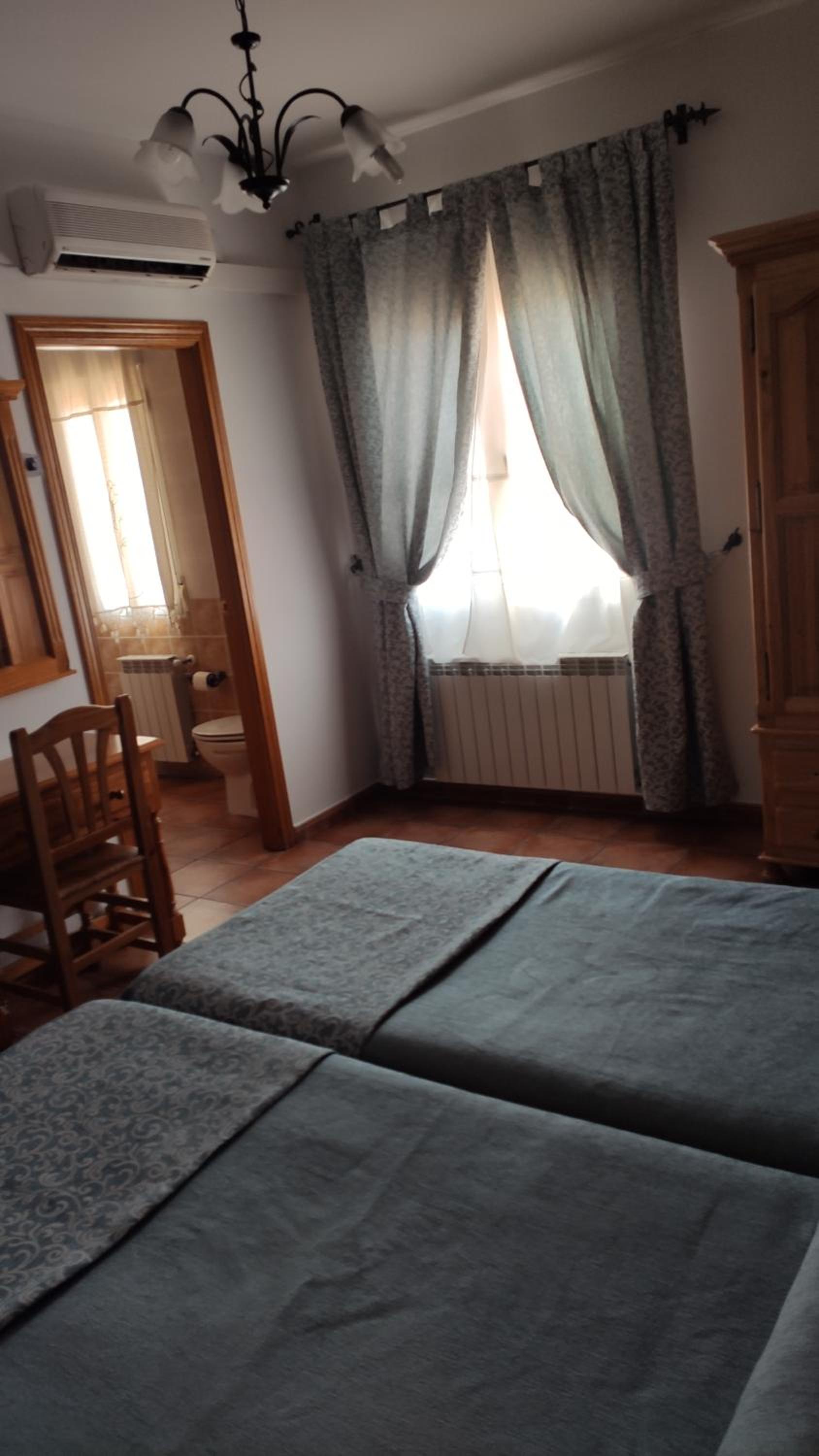 Double or Twin Room with Private Bathroom - Photo 2