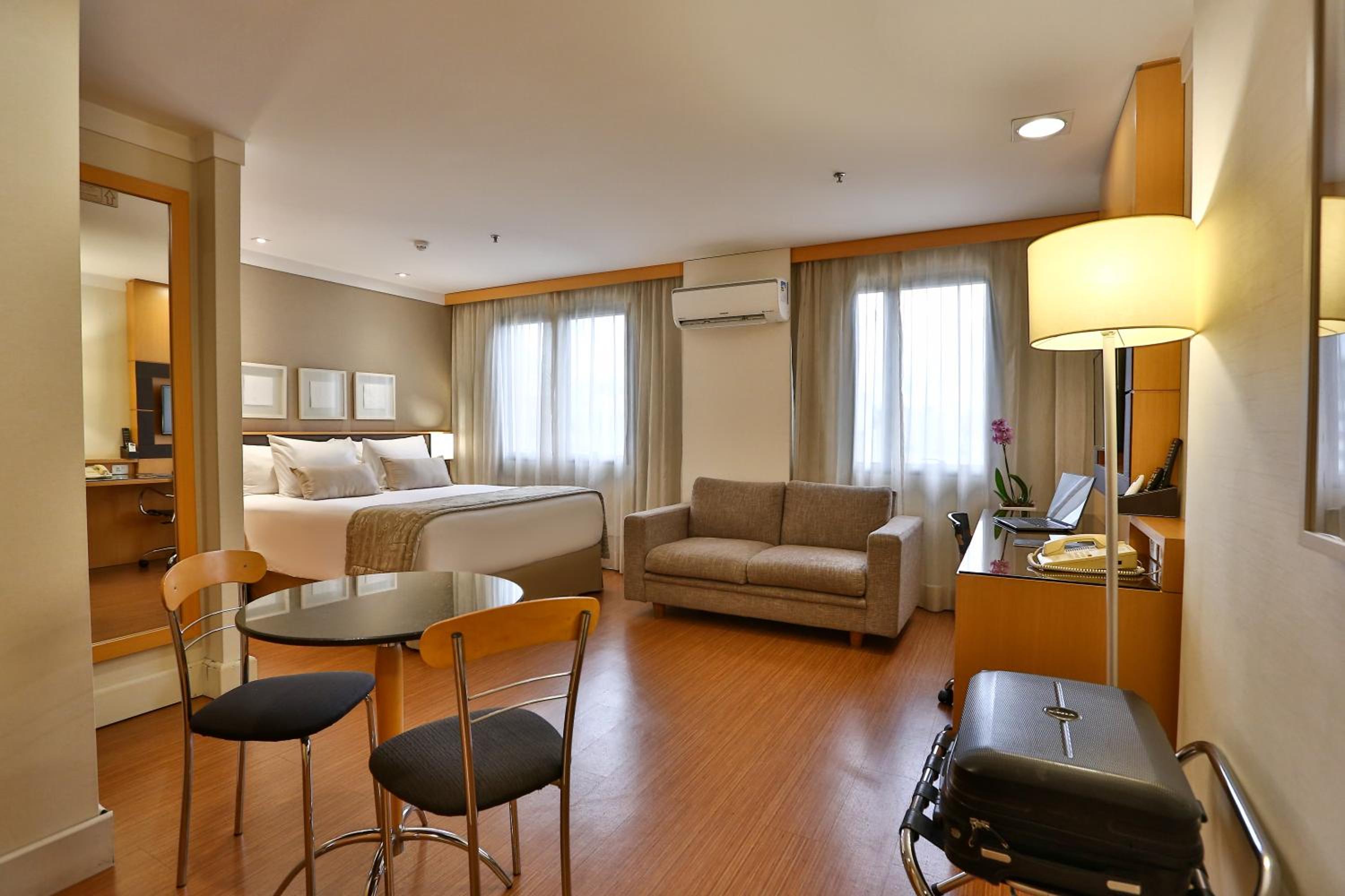 Deluxe Room thumbnail 6