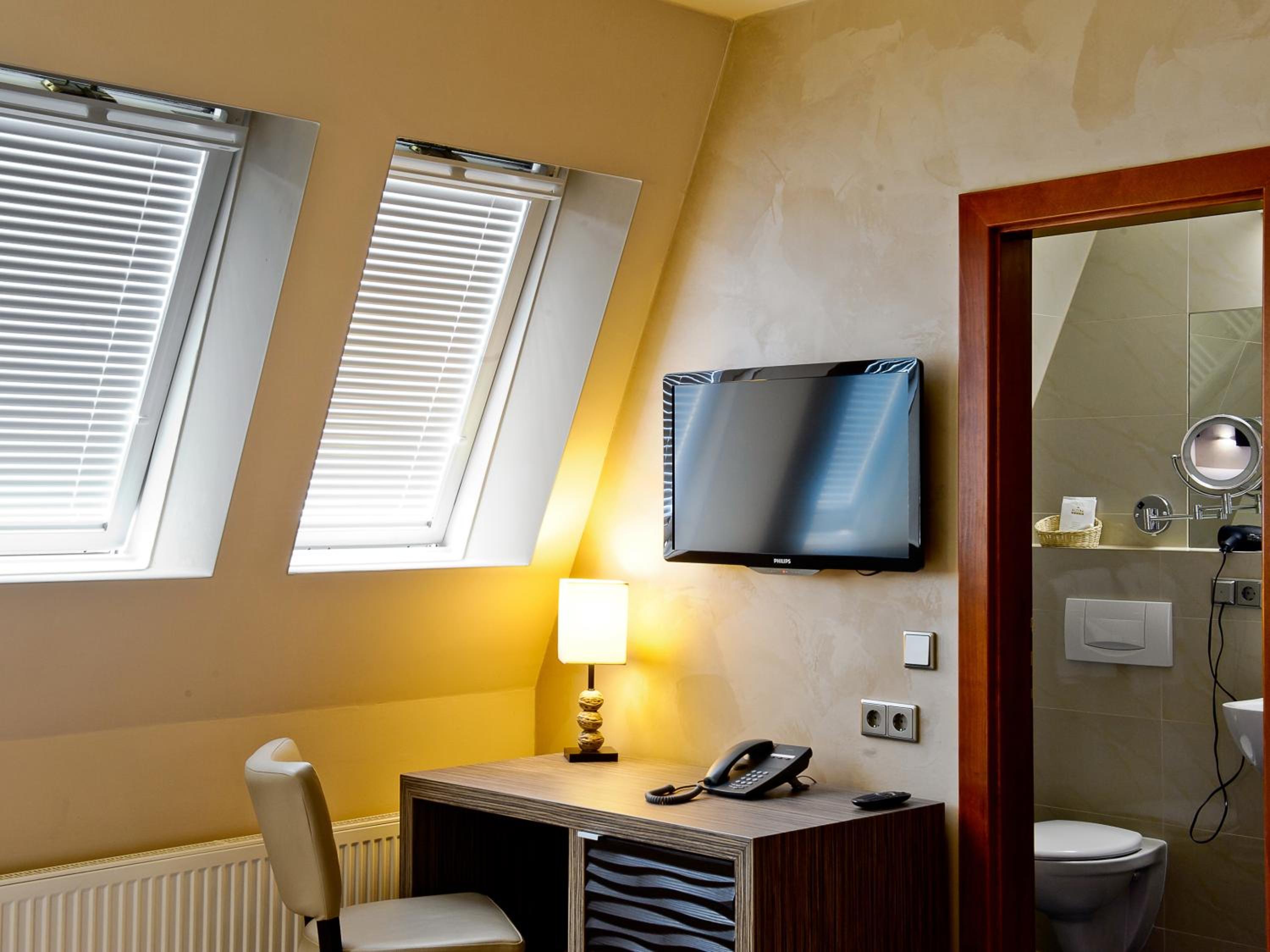 Standard Double Room thumbnail 5
