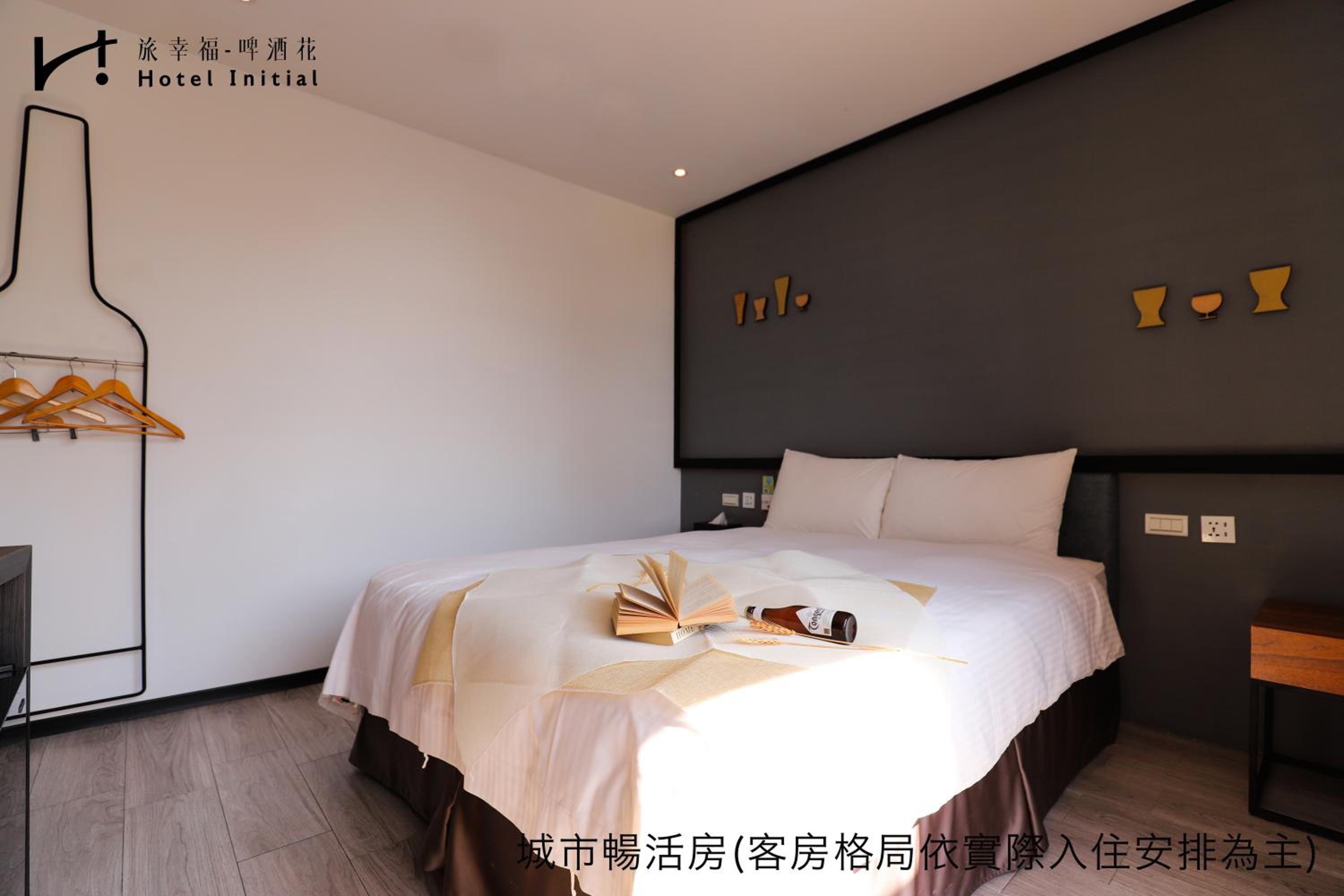 Superior Double Room with Balcony thumbnail 5