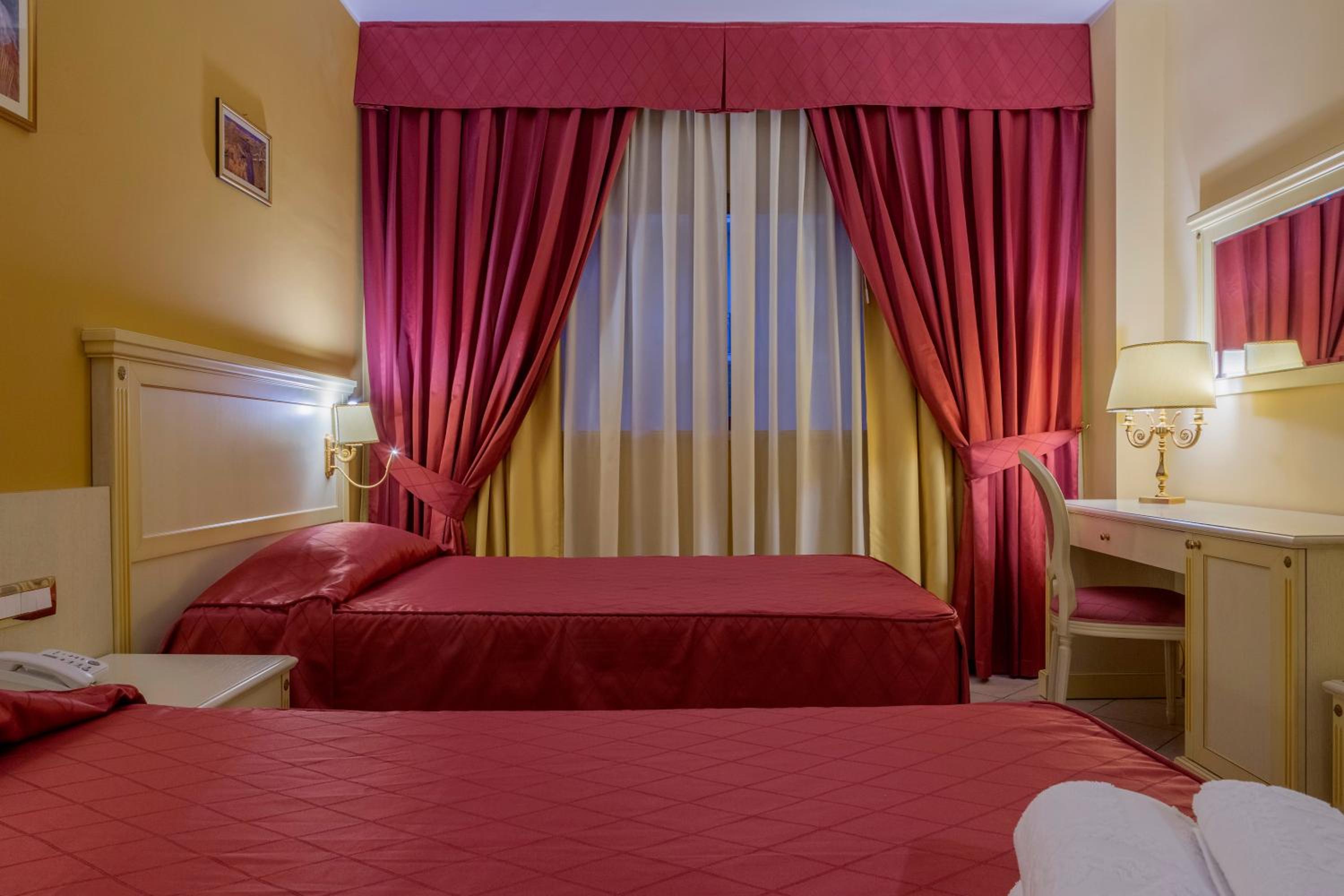 Deluxe Twin Room - Photo 2