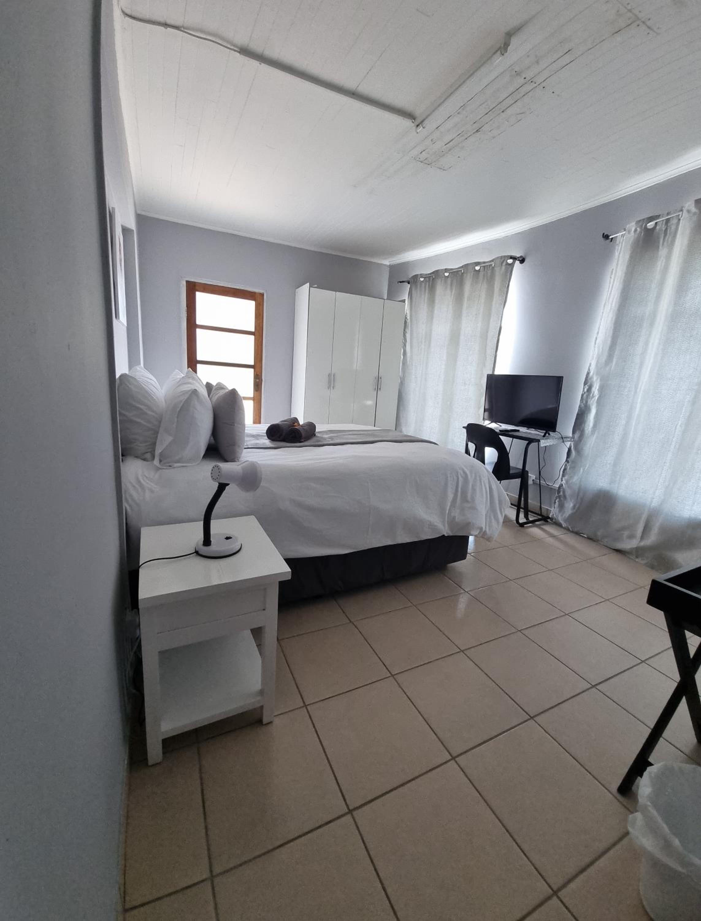 Standard Double Room - Photo 11