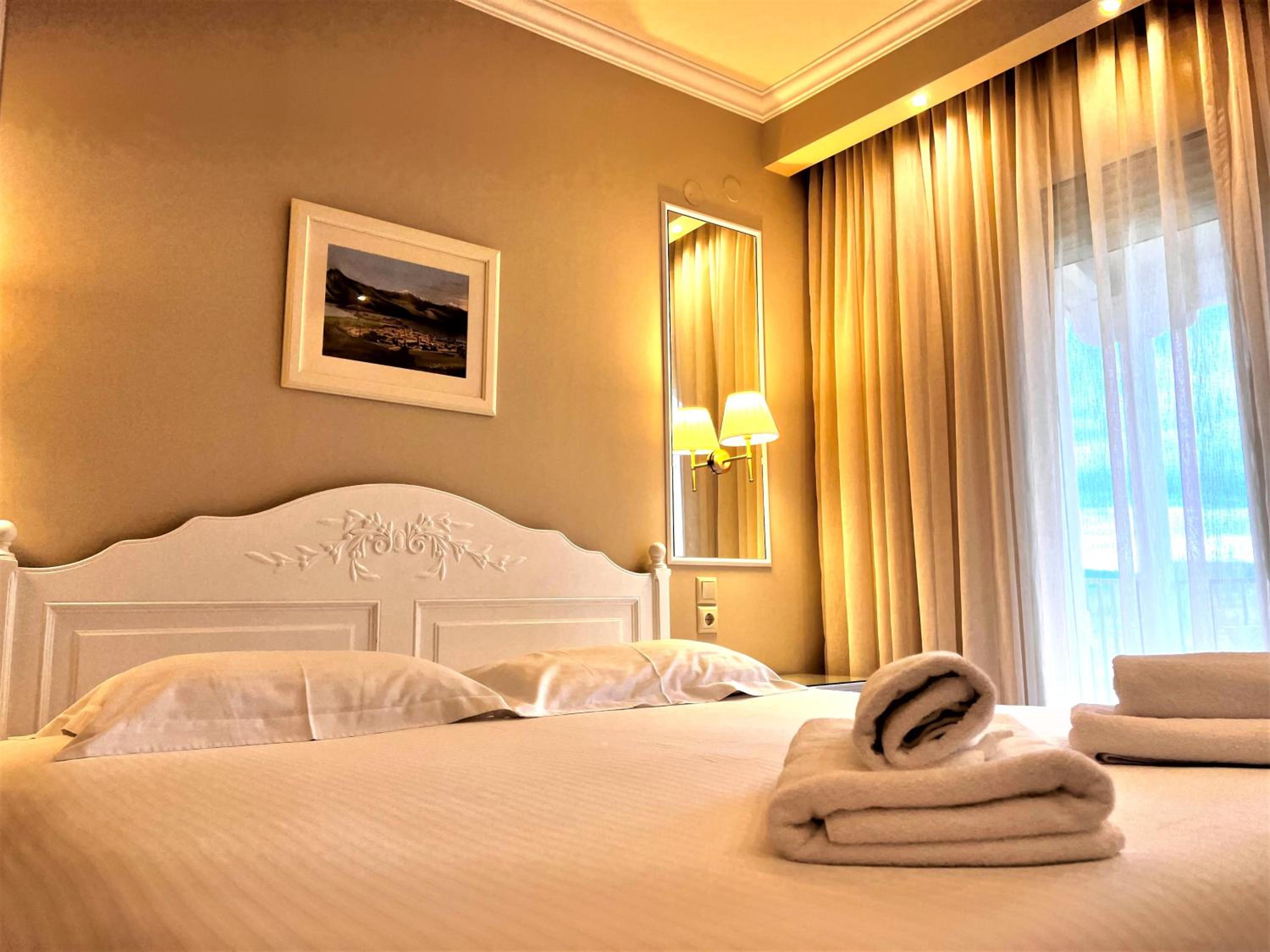 Double or Twin Room with Lake View - Photo 2