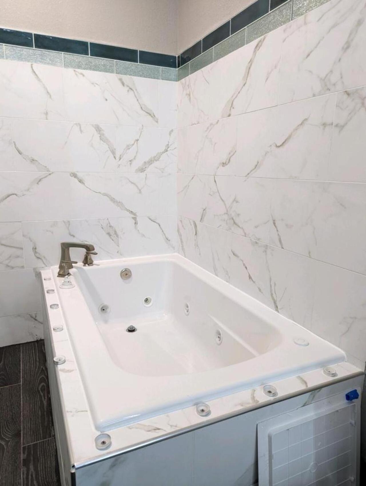 King Room with Jacuzzi  - Photo 3