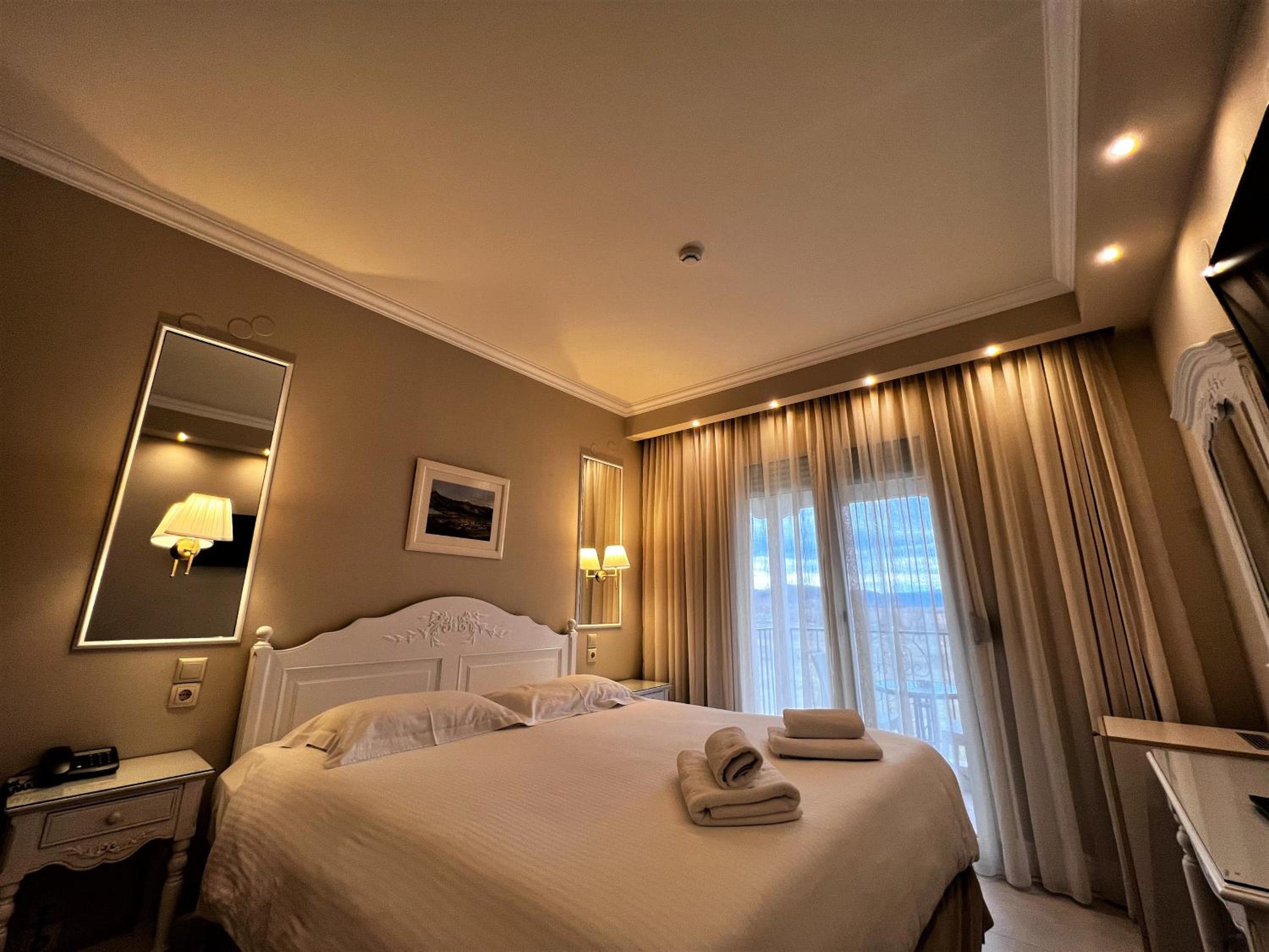Double or Twin Room with Lake View - Photo 3