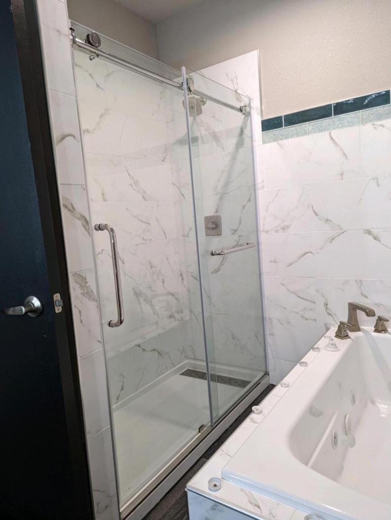 King Room with Jacuzzi  - Photo 2