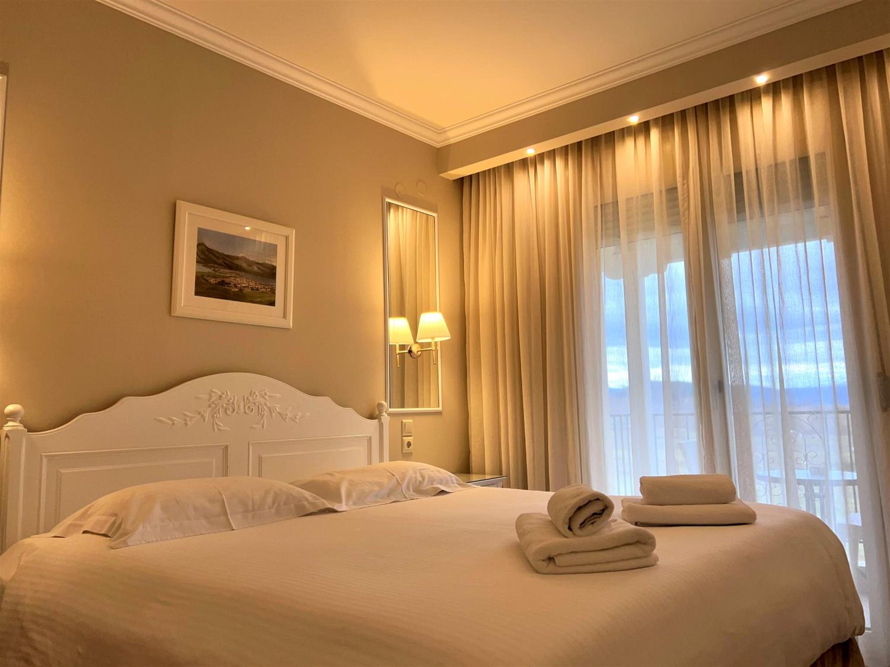 Double or Twin Room with Lake View - Photo 14
