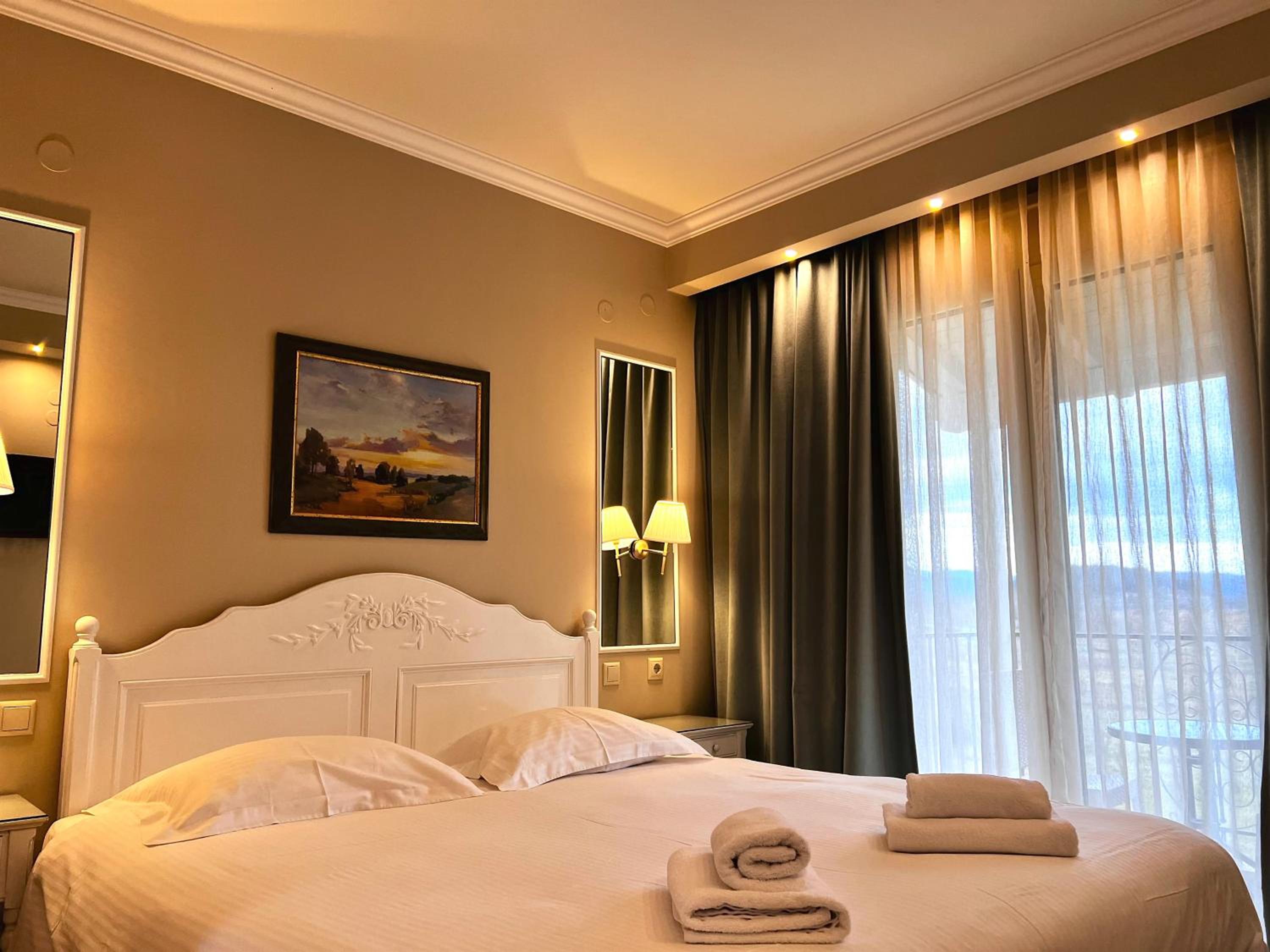 Double or Twin Room with Lake View - Photo 4