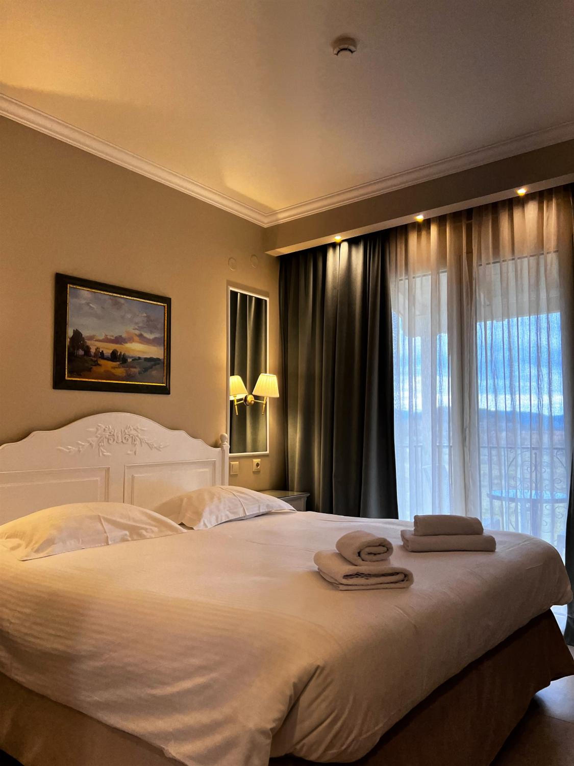 Double or Twin Room with Lake View - Photo 5