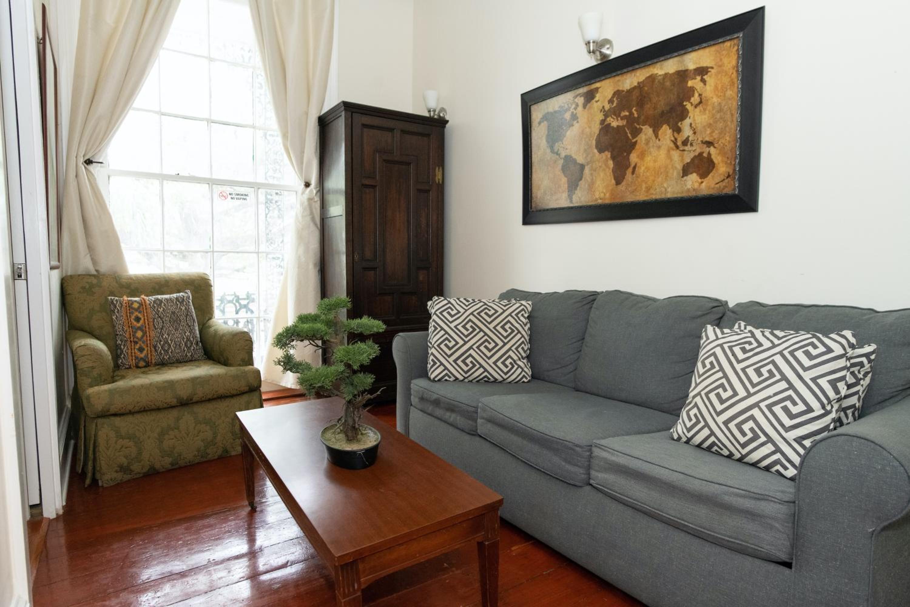 Queen Room with Balcony - Photo 4