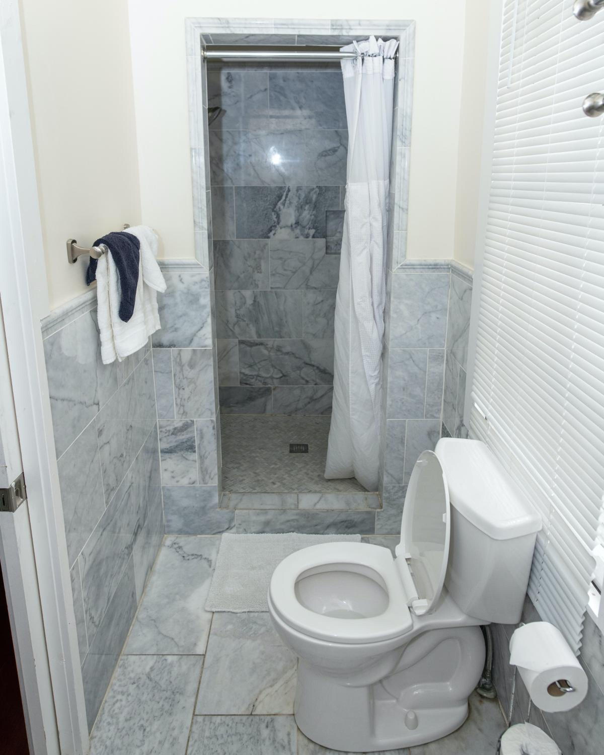 Queen Room with Balcony - Photo 12