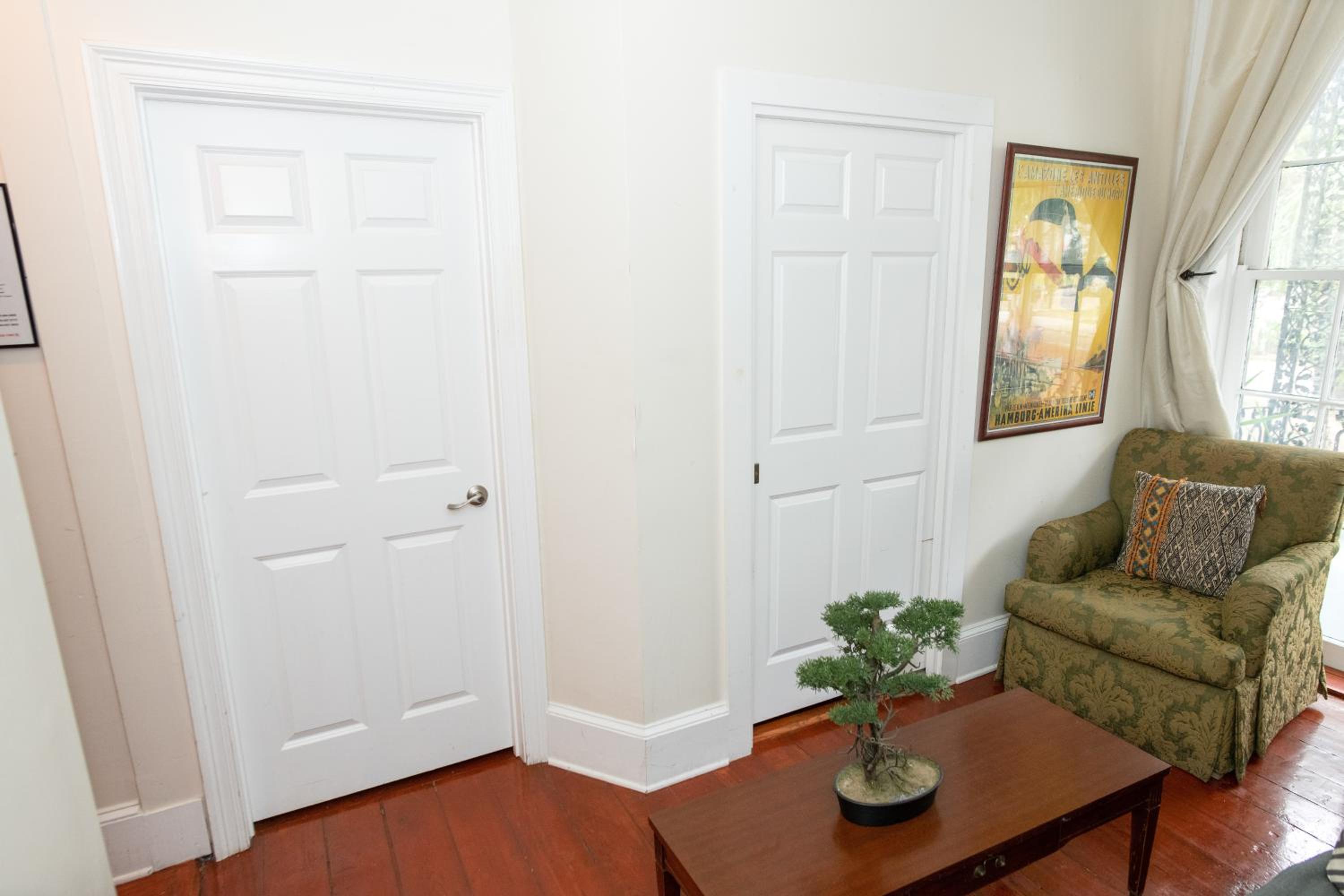 Queen Room with Balcony - Photo 11