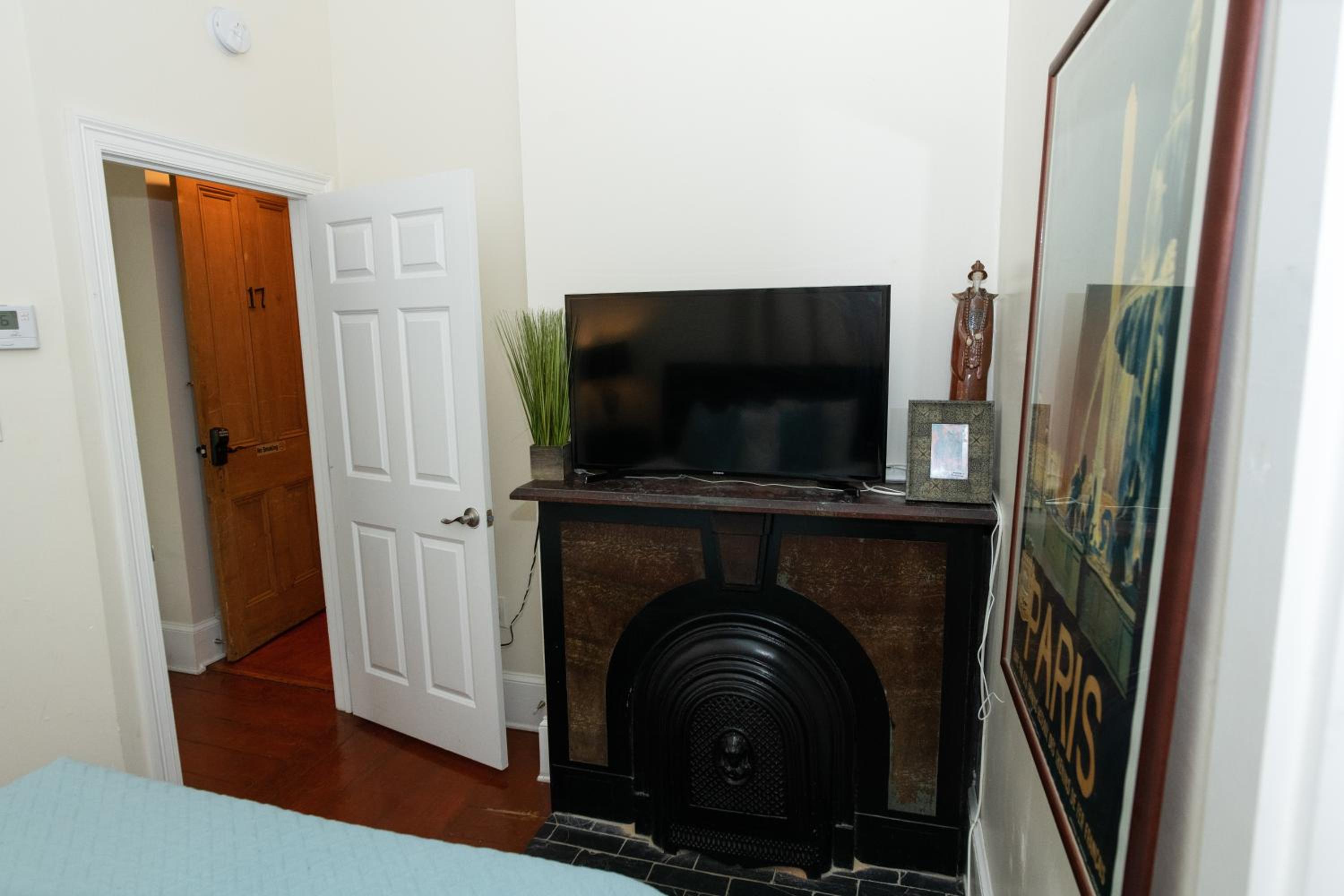 Queen Room with Balcony - Photo 10