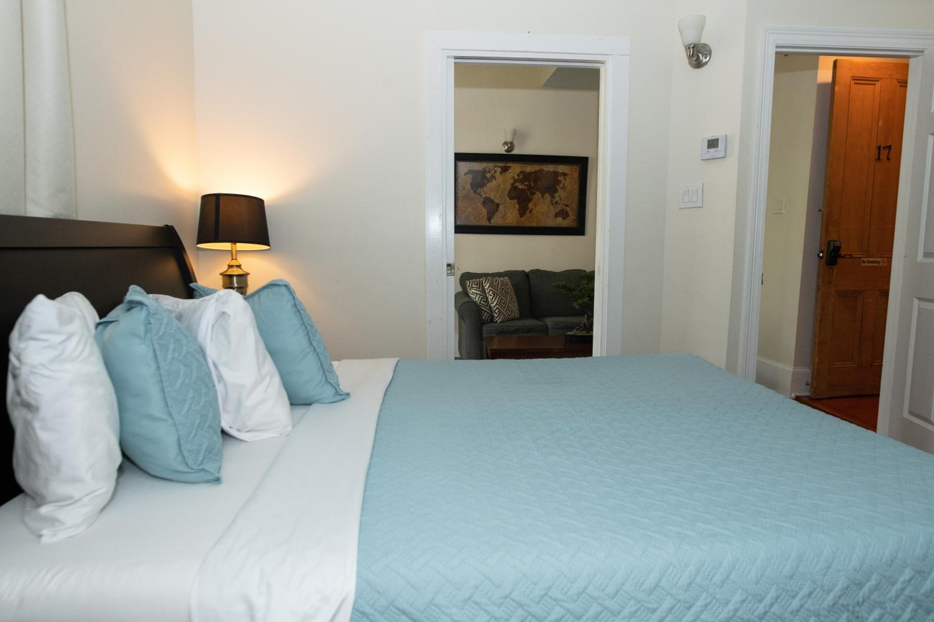 Queen Room with Balcony - Photo 9