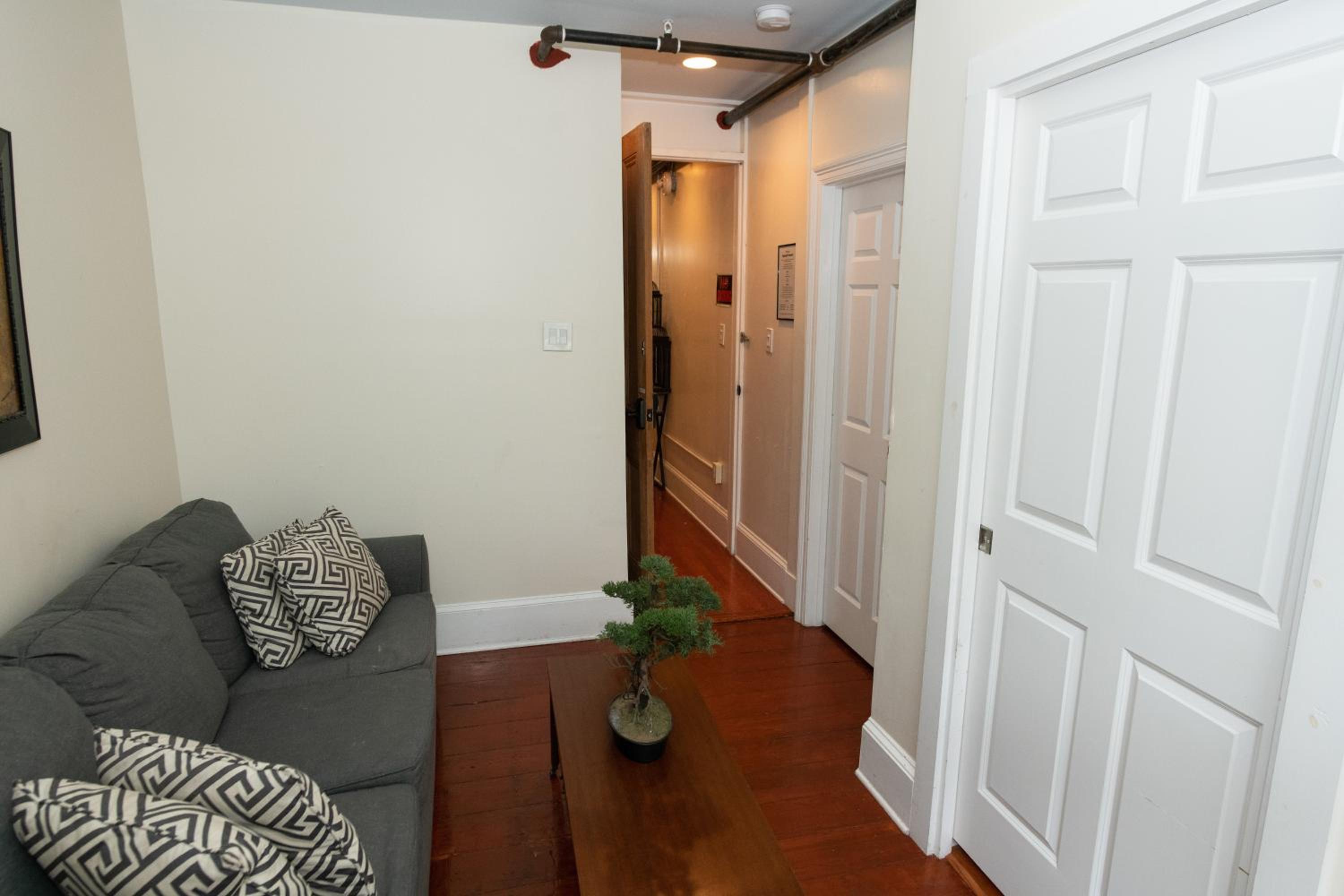 Queen Room with Balcony - Photo 8