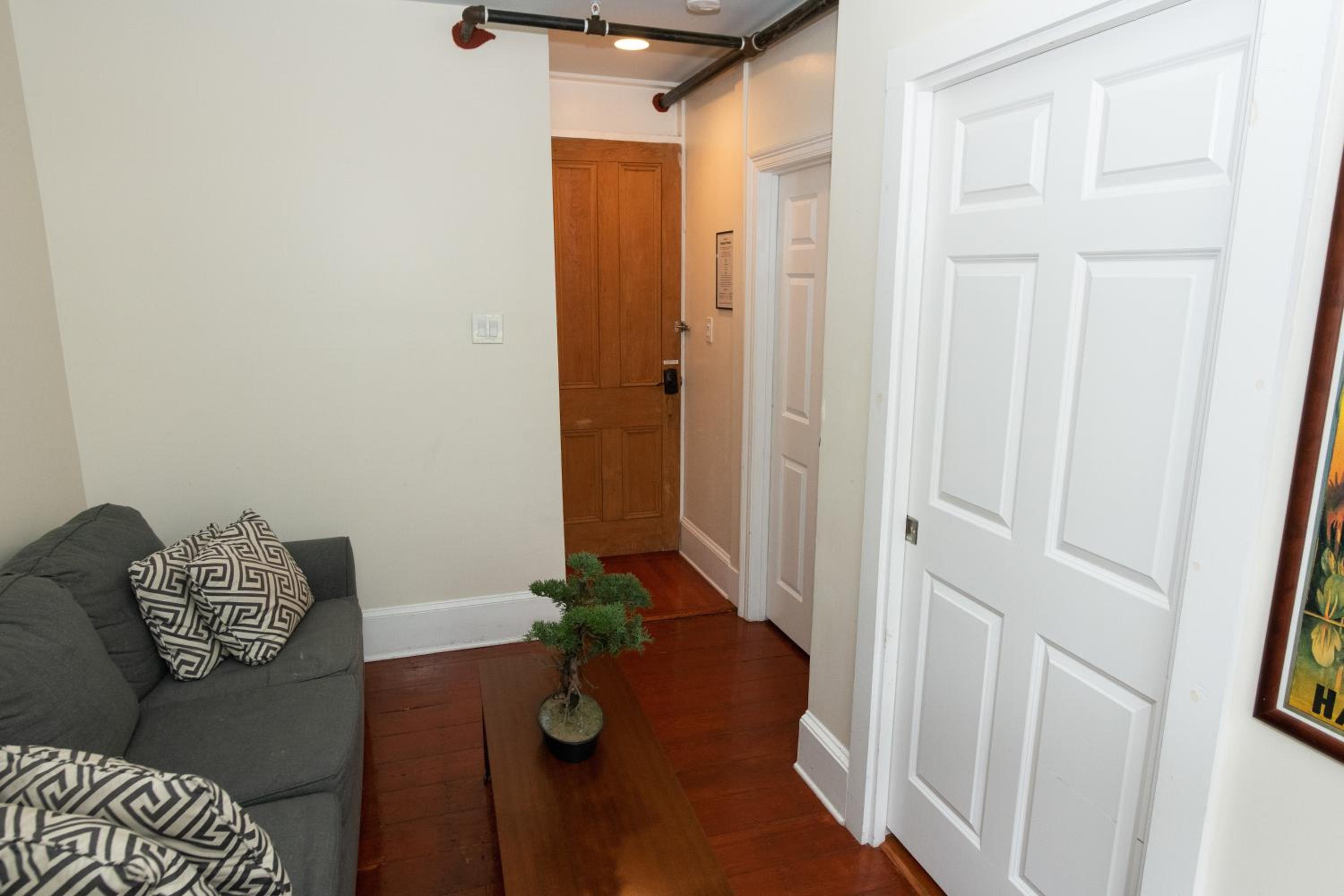 Queen Room with Balcony - Photo 7