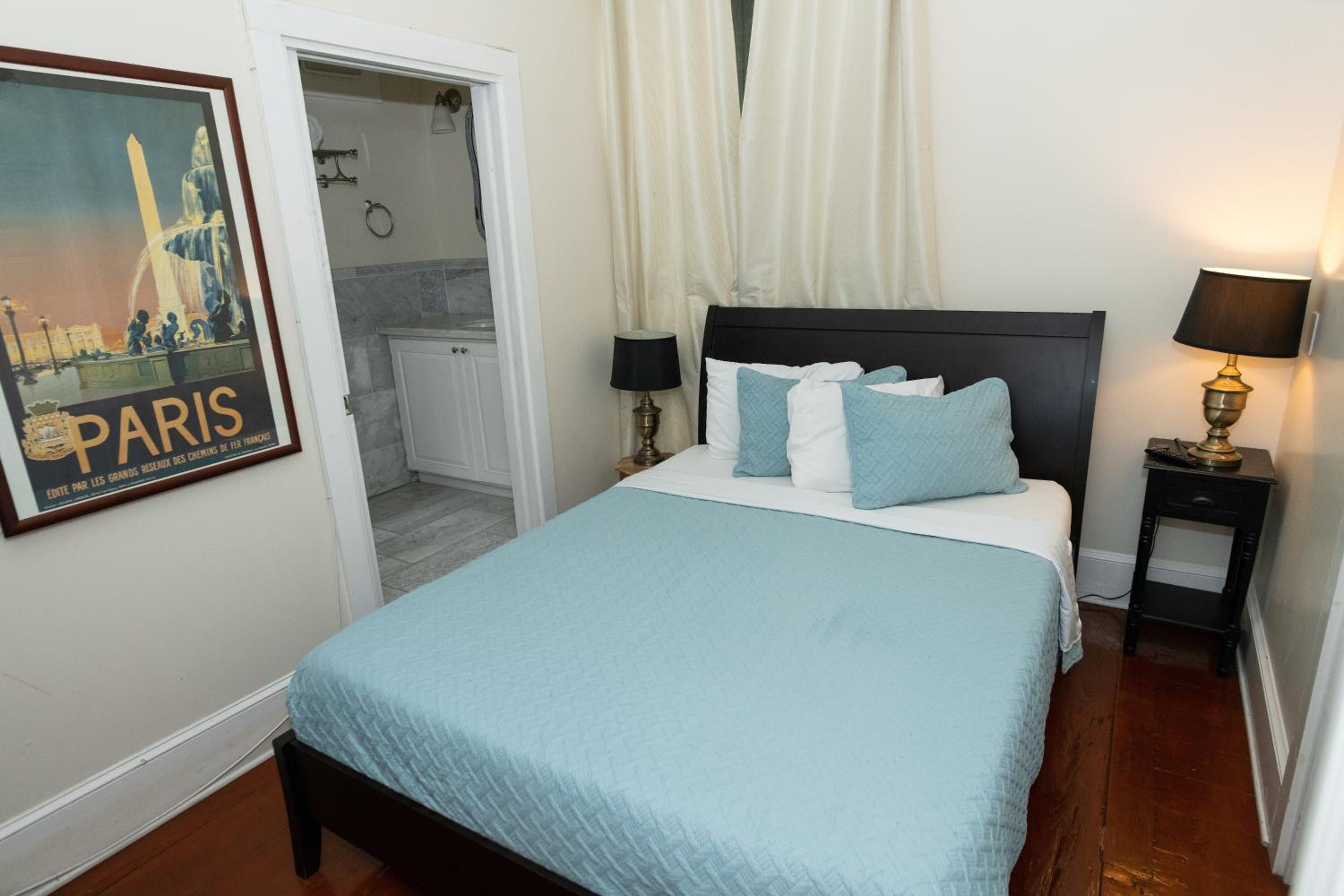 Queen Room with Balcony - Photo 6