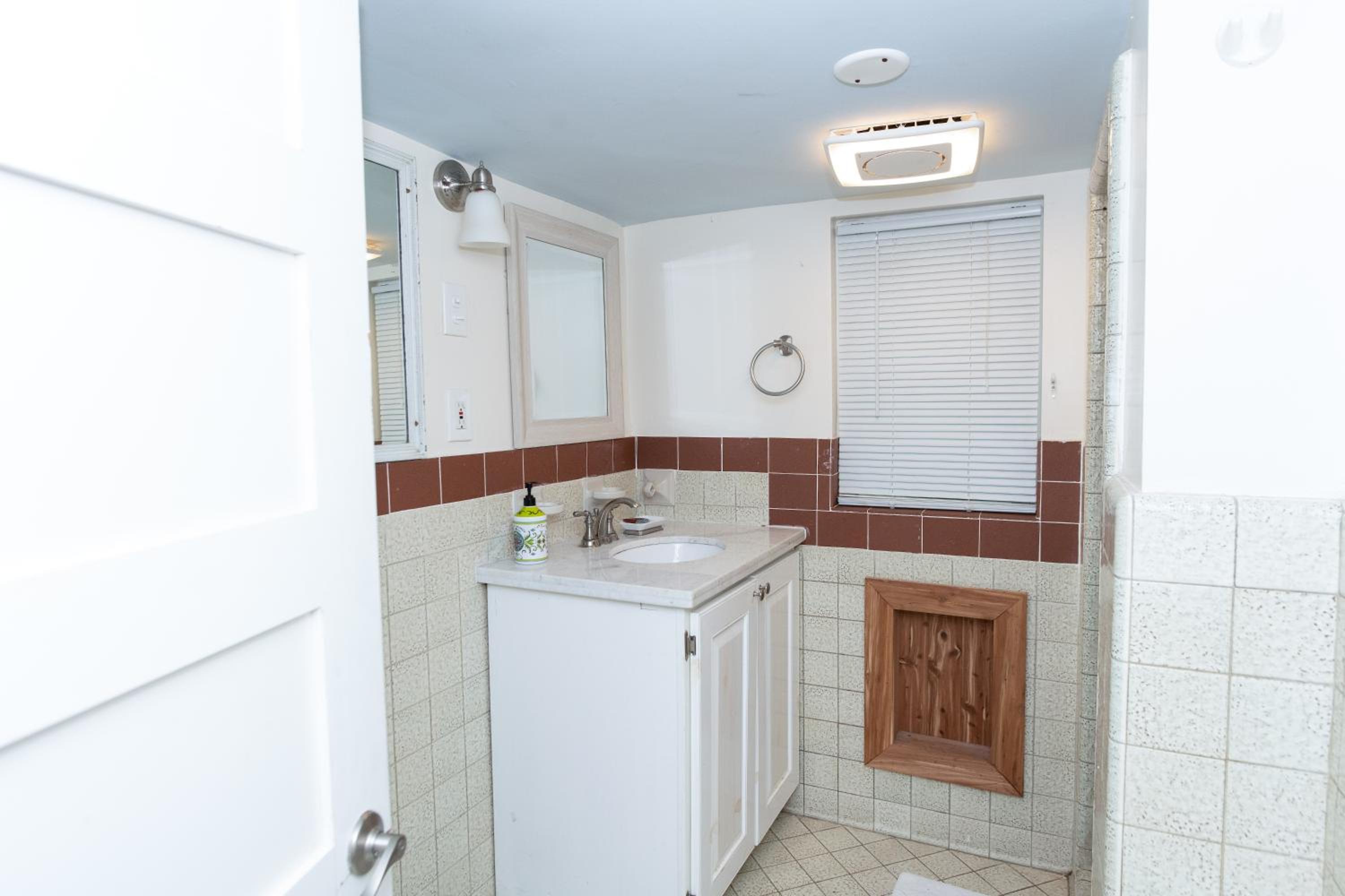 Queen Room - Disability Access - Photo 12