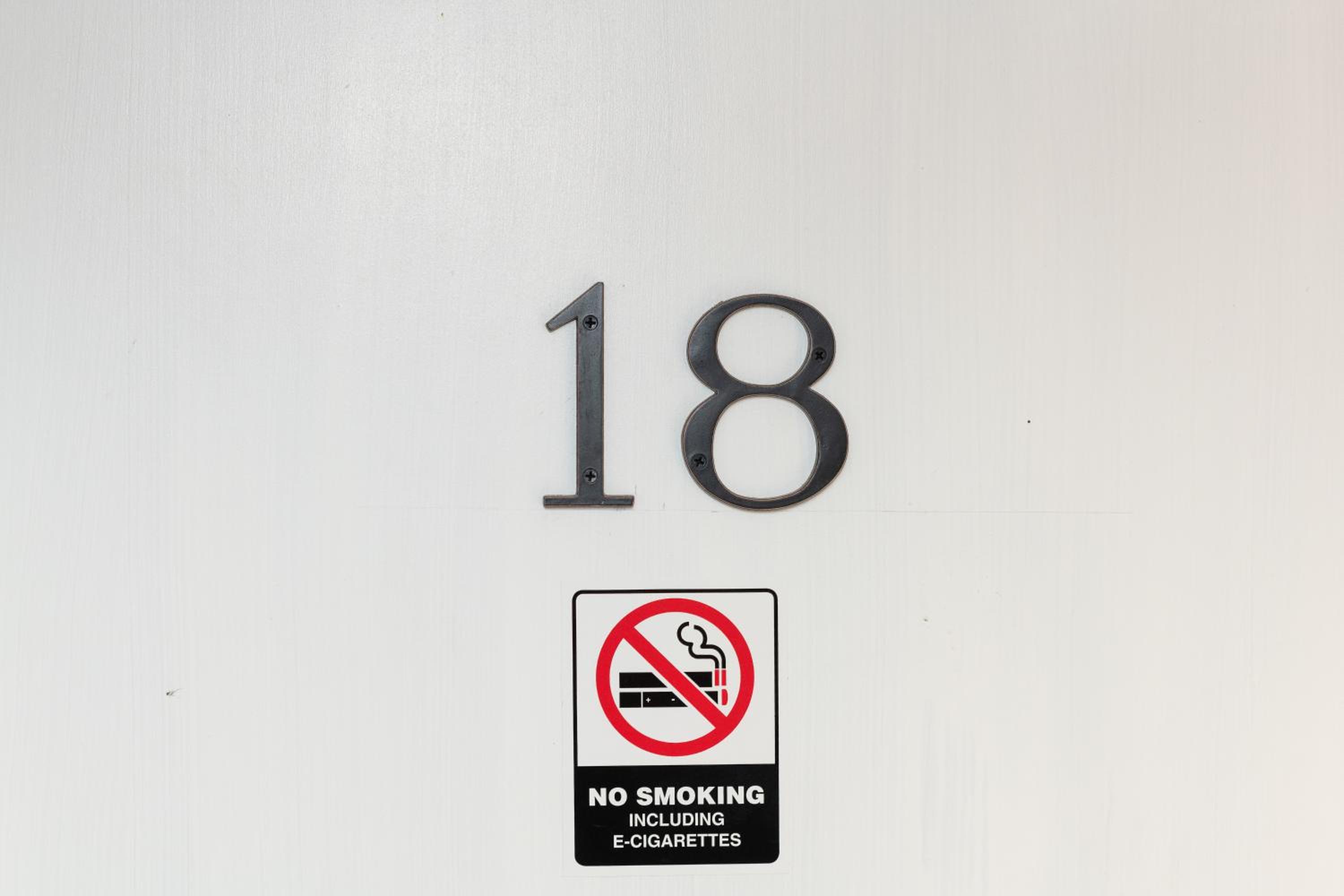 Queen Room - Disability Access - Photo 11