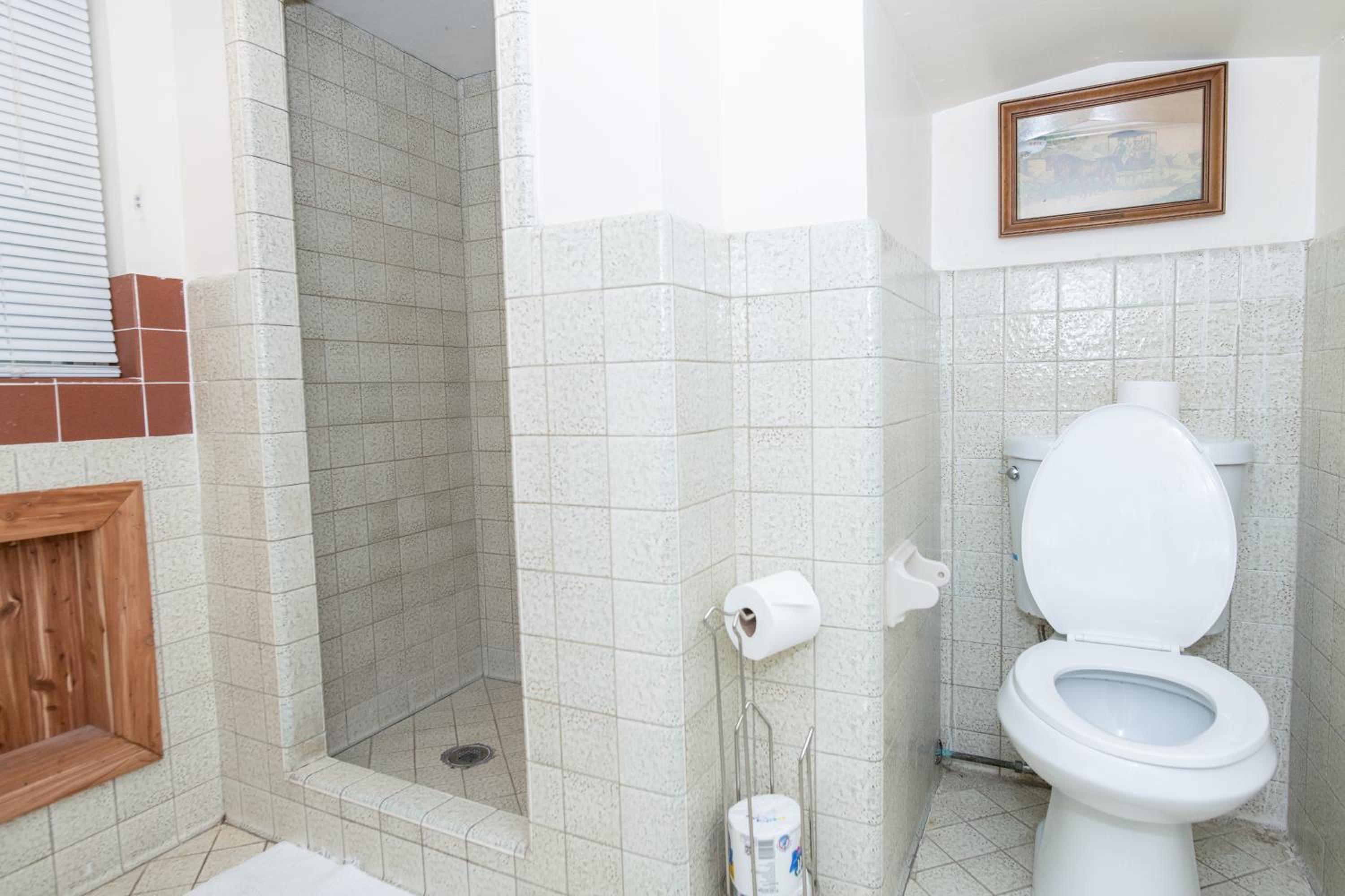 Queen Room - Disability Access - Photo 7