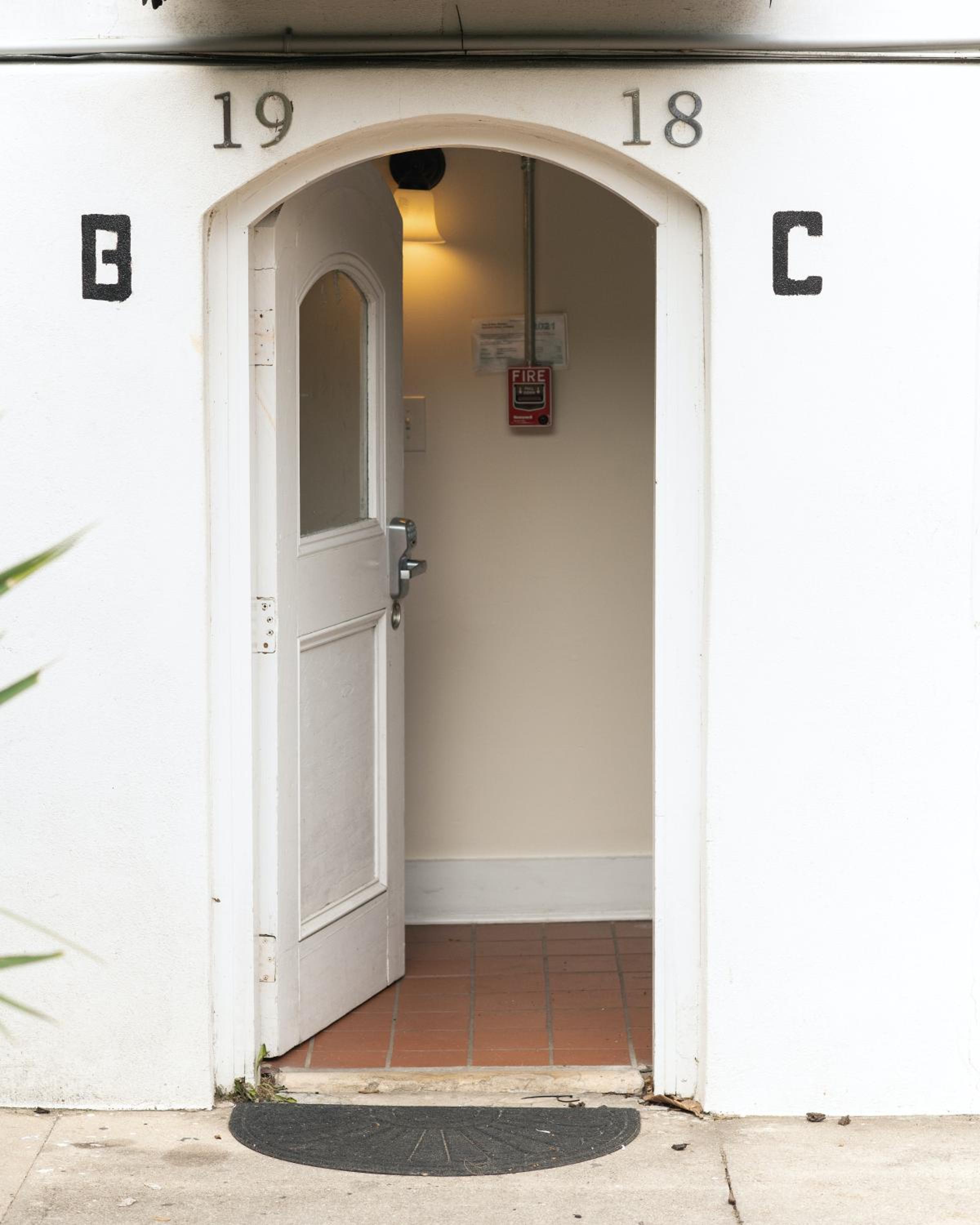 Queen Room - Disability Access - Photo 9