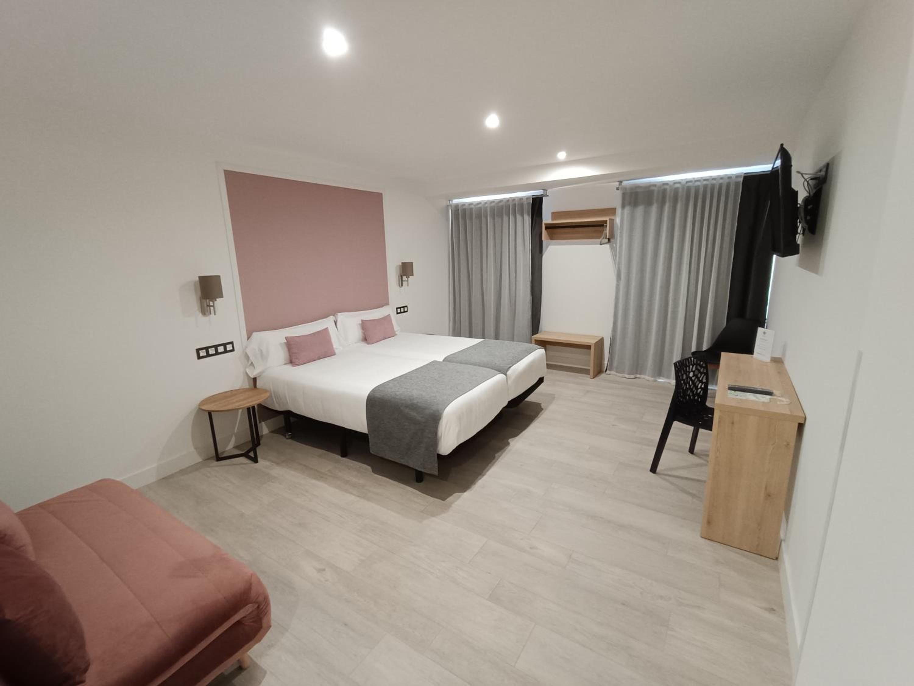 Standard Twin Room with Sofa photo 2