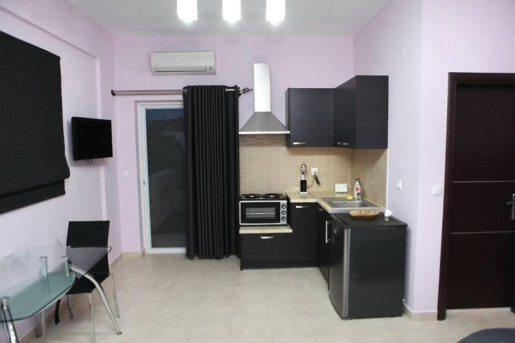 One-Bedroom Apartment - Photo 3