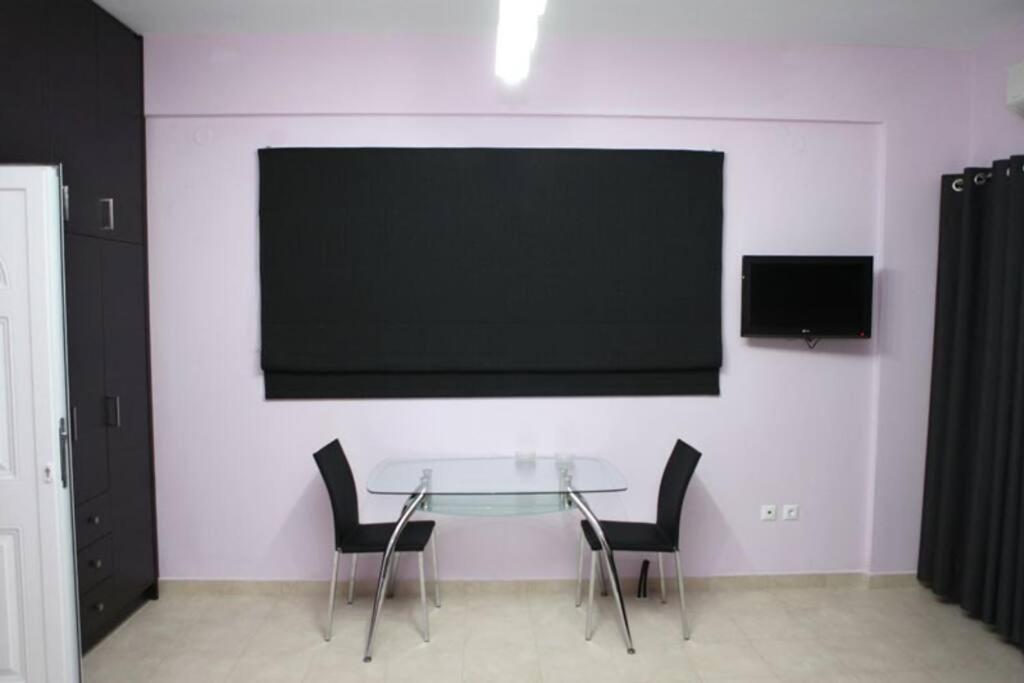 One-Bedroom Apartment - Photo 2