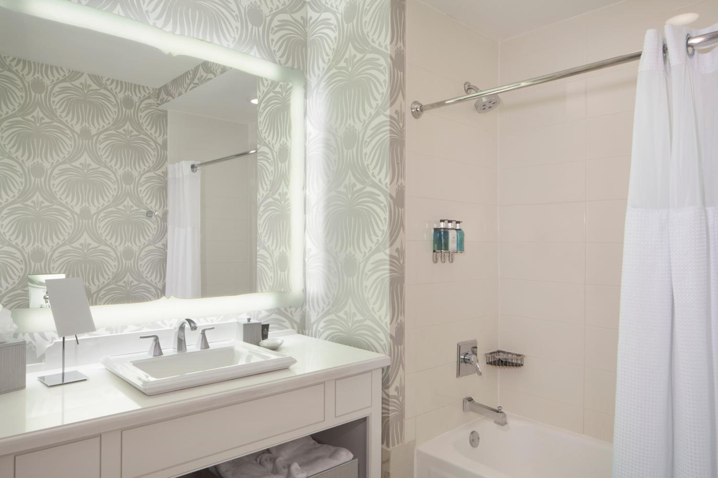Deluxe King Room - Photo 5