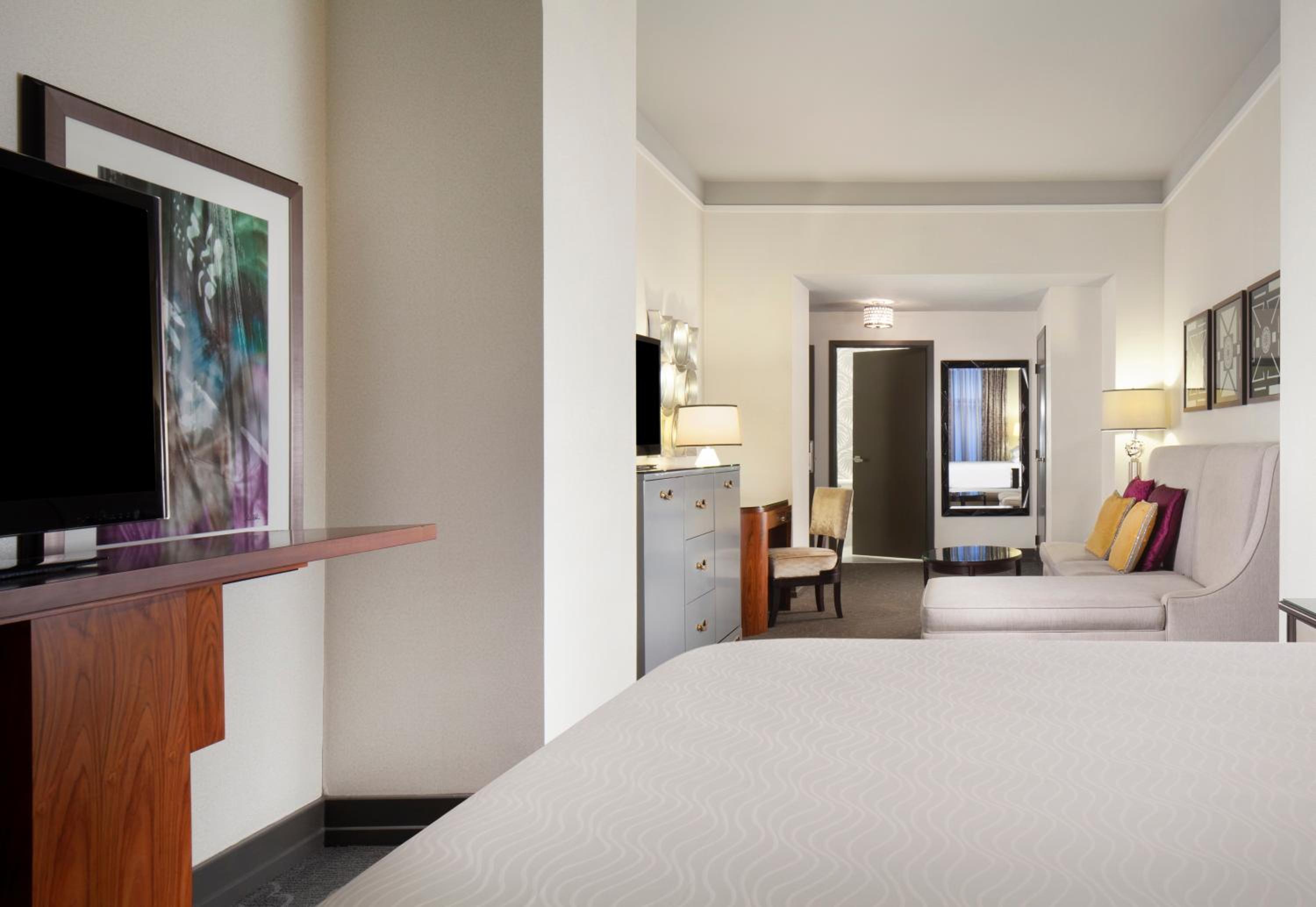 Premium King Room - Photo 6