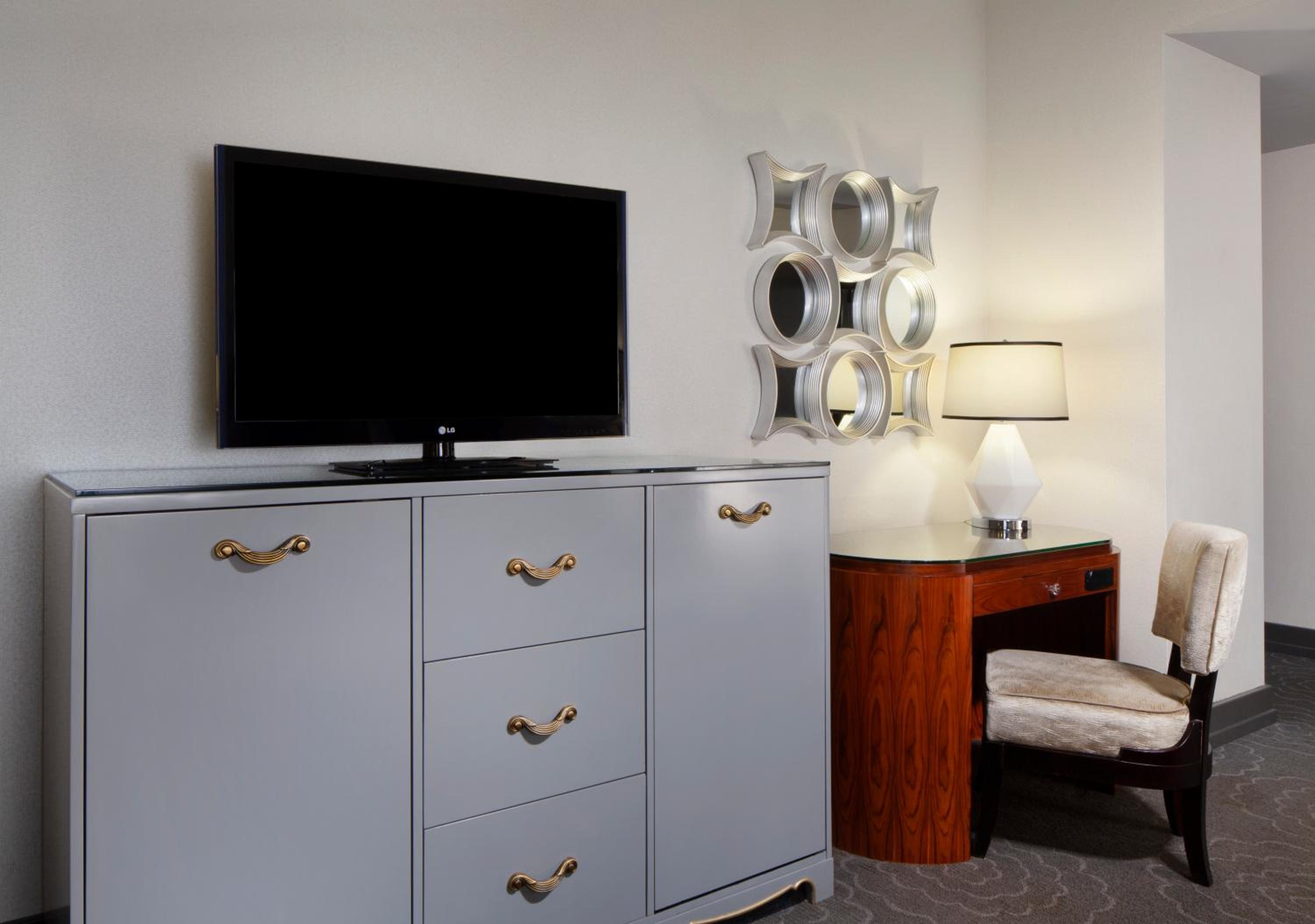 Premium King Room - Photo 3