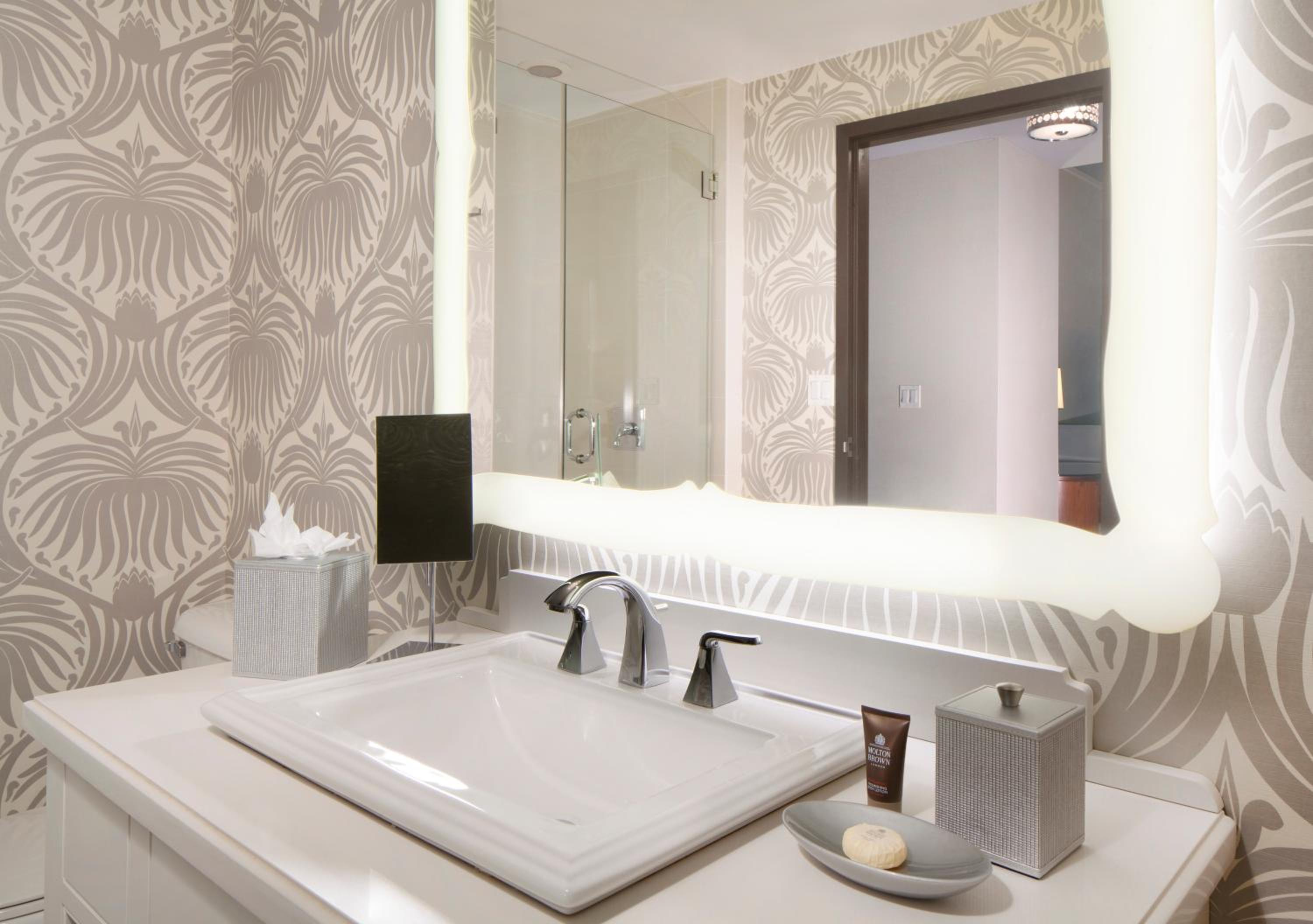 Deluxe King Room - Photo 2