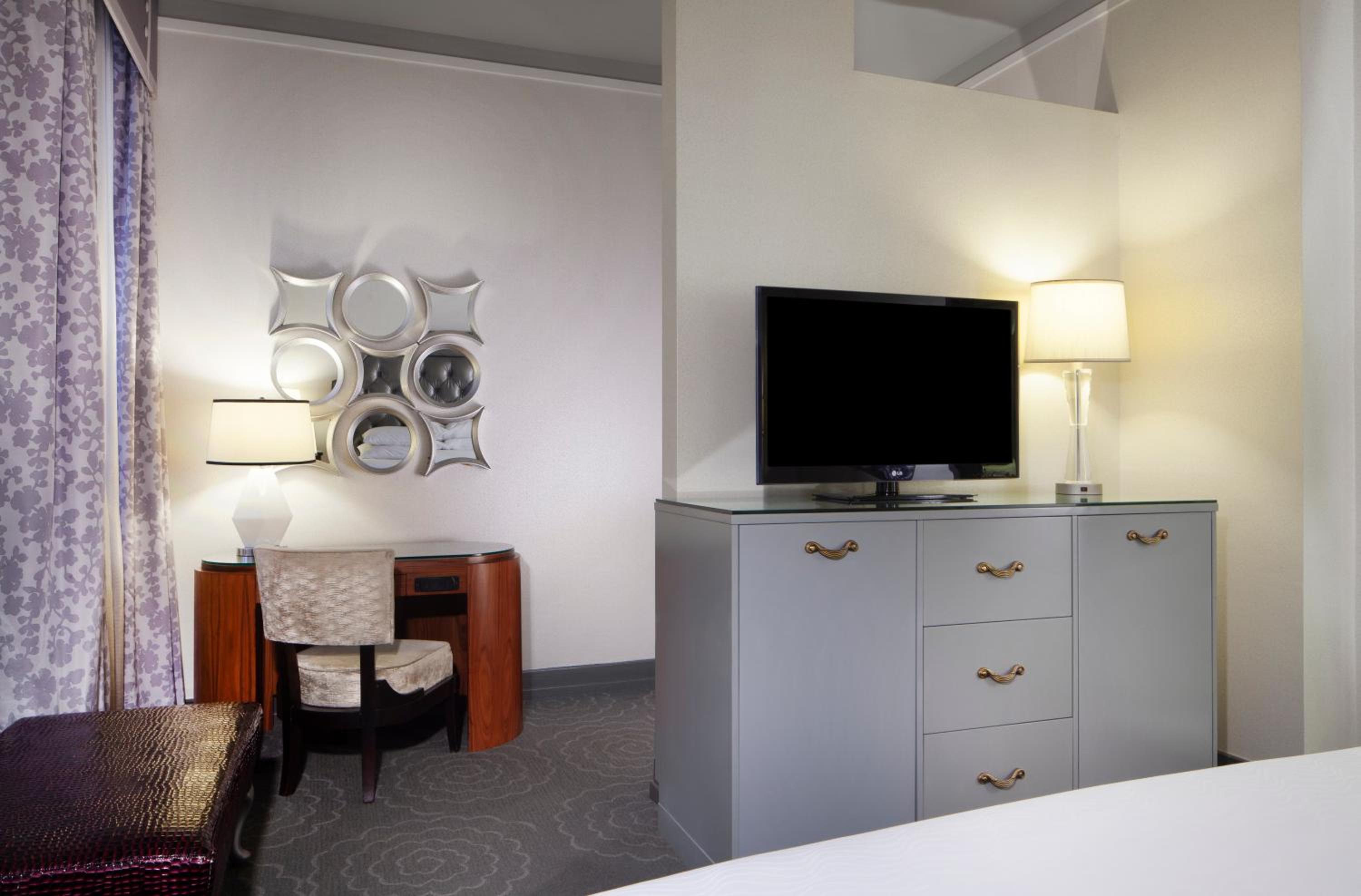 Deluxe King Room - Photo 4