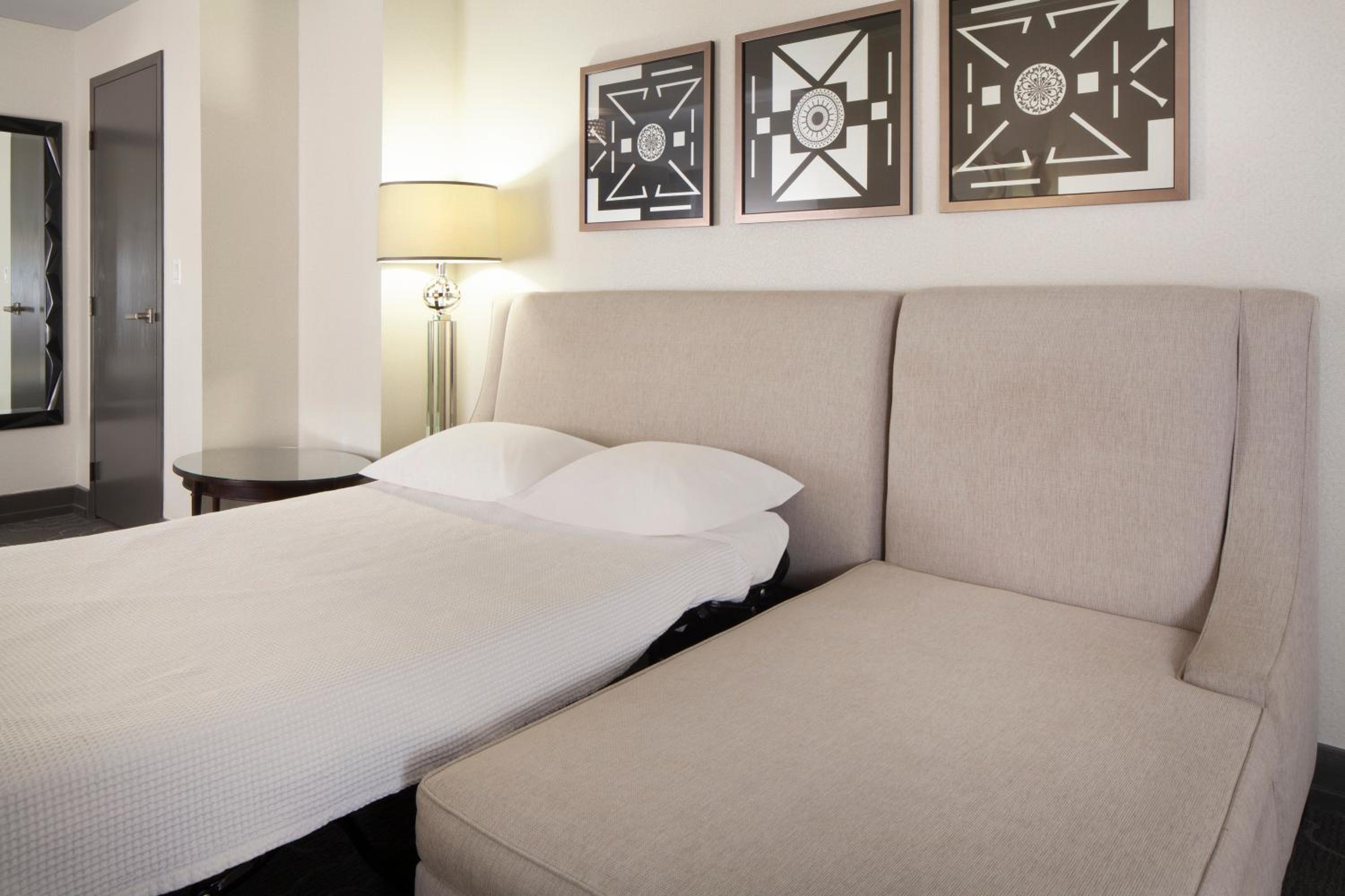 Premium King Room - Photo 2